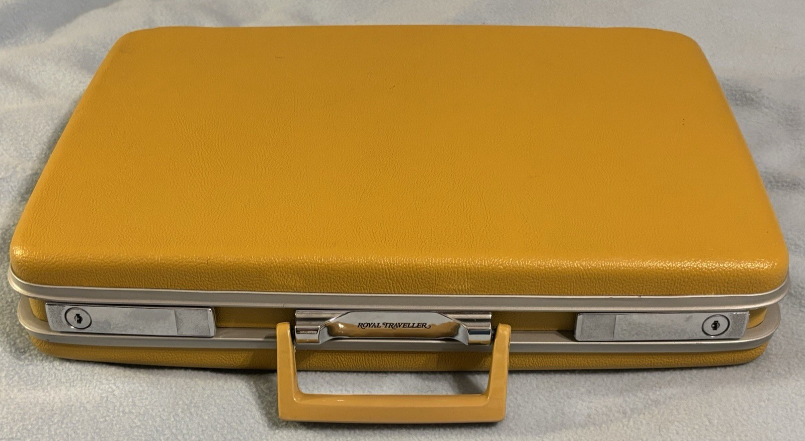 Rare VTG Royal Traveler Women’s Briefcase Yellow Hardcover 18″x13″x3.5″ w/ Key