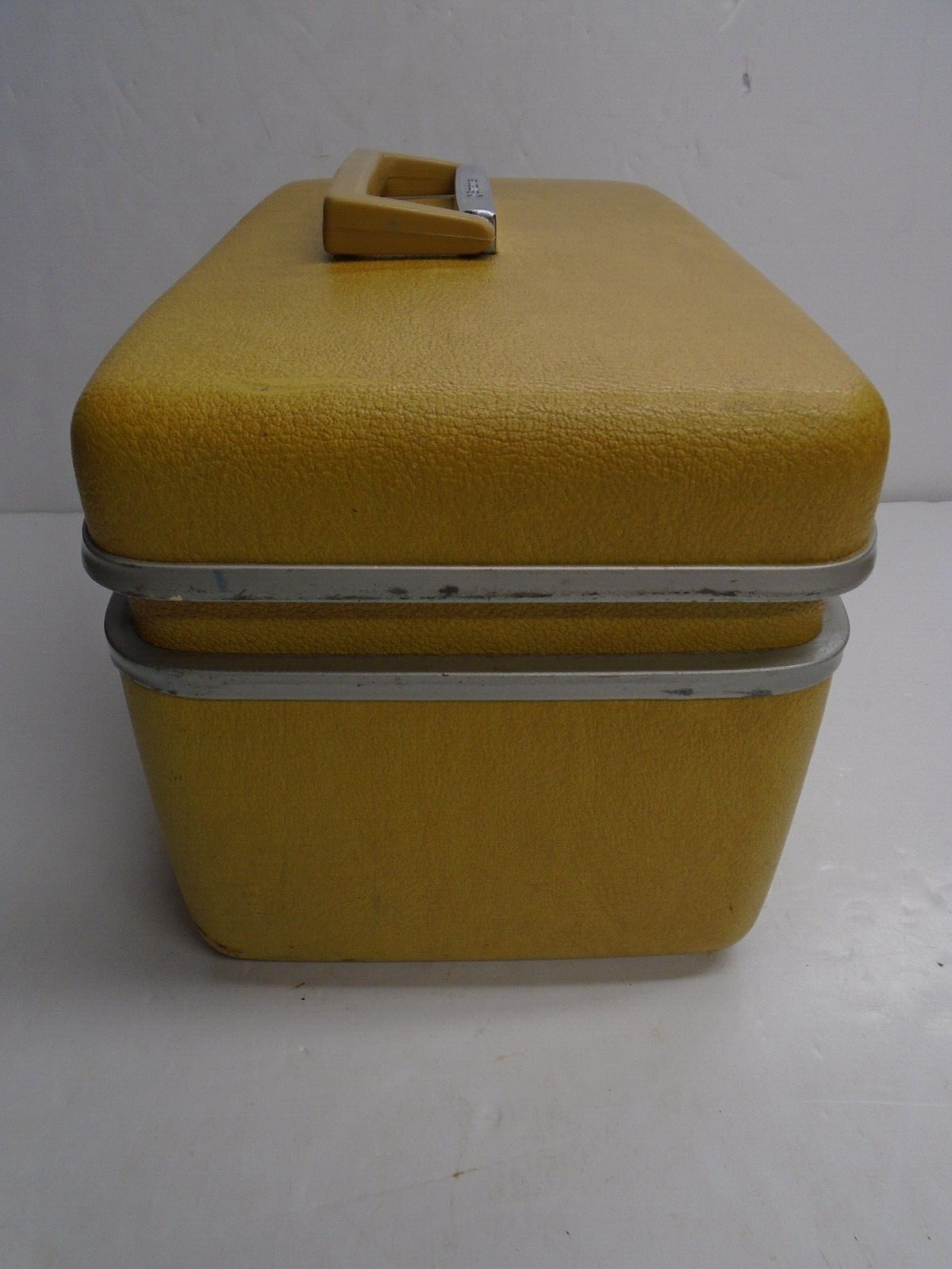 Vintage MCM SAMSONITE “ROYAL TRAVELER MEDALIST” GOLD MAKE-UP CASE w/MIRROR,CLEAN