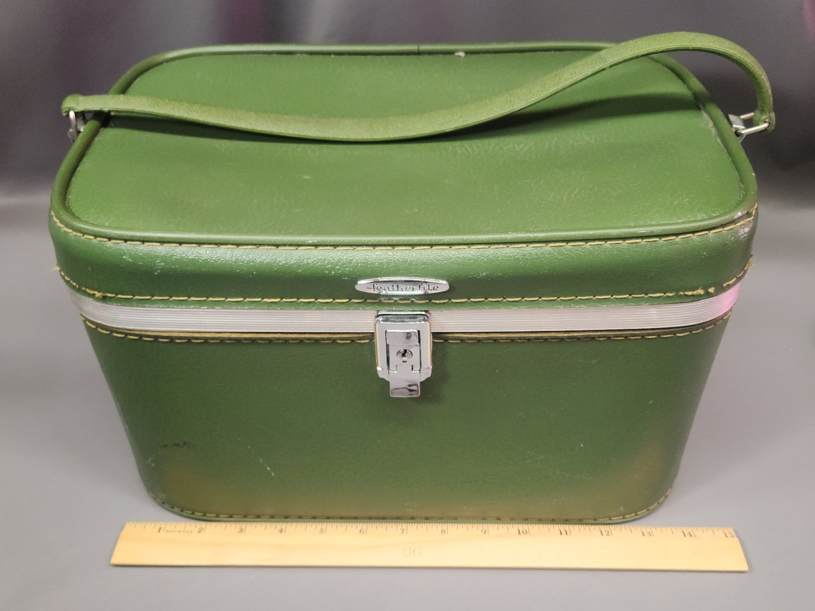 Vintage 1960s Sears Avocado Green Featherlite Train Case/Cosmetics Case/READ