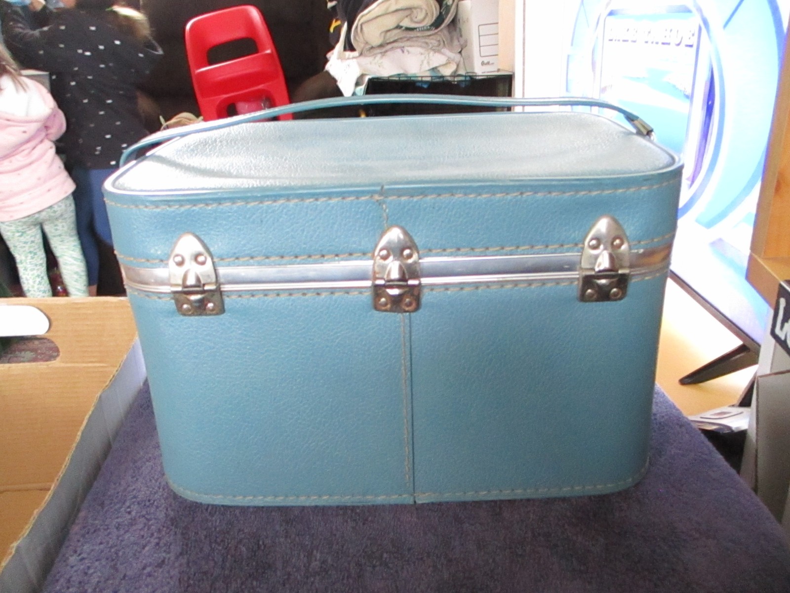 Vintage Imperial Train Case – Blue – 14″ x 10.5″ x 9″ – No Keys – No Mirror