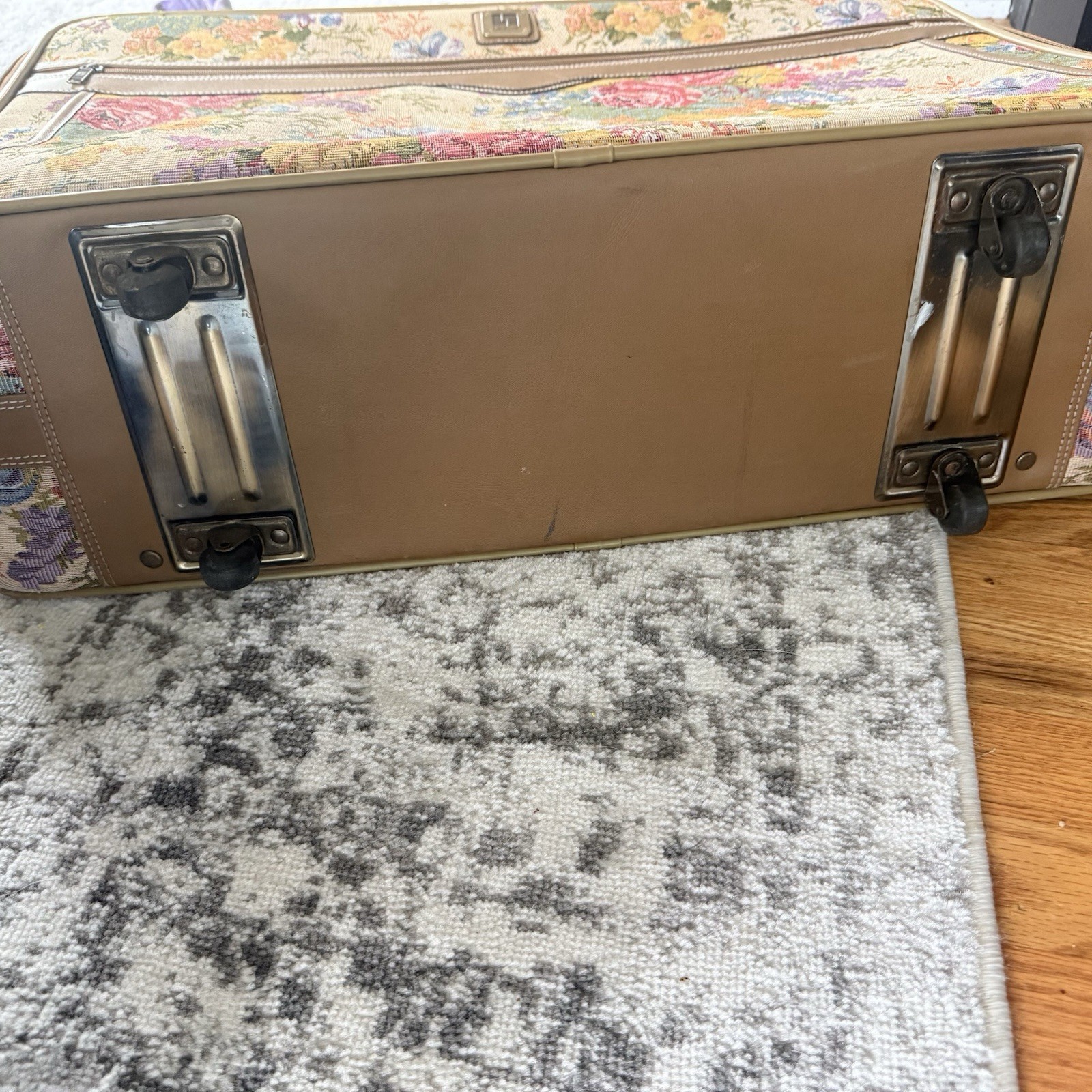 VTG Jordache Floral Tapestry Leisure Luggage Wheels Carry On Suitcase 70’s-80’s