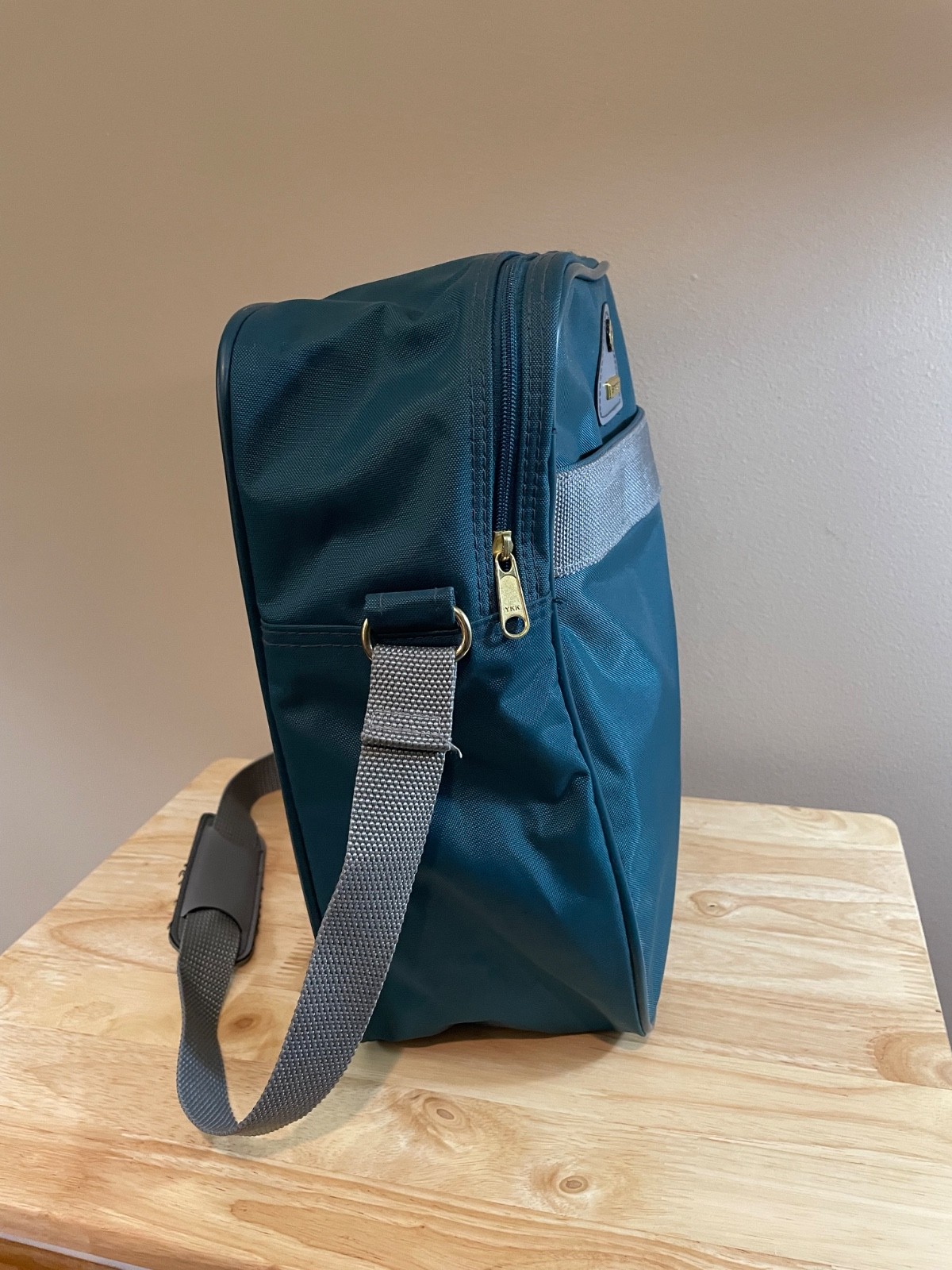 Vintage 1987 Samsonite Amherst Carry On Bag Green Shoulder Travel Case Luggage