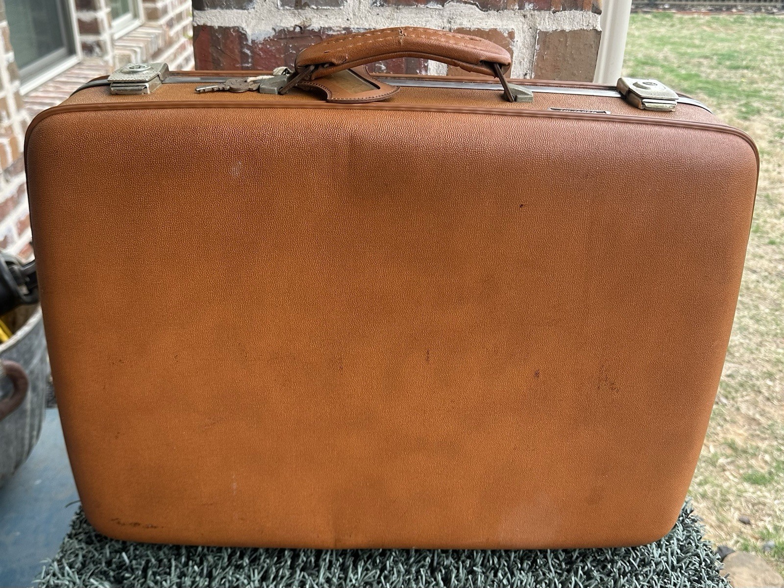 Vintage American Tourister Tritaper W/ Keys. Carmel Color. Red Lining. EUC