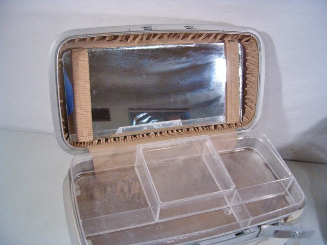 Samsonite Silhouette Train Case Dover White Tray/Key/Mirror With Shoulder Bag