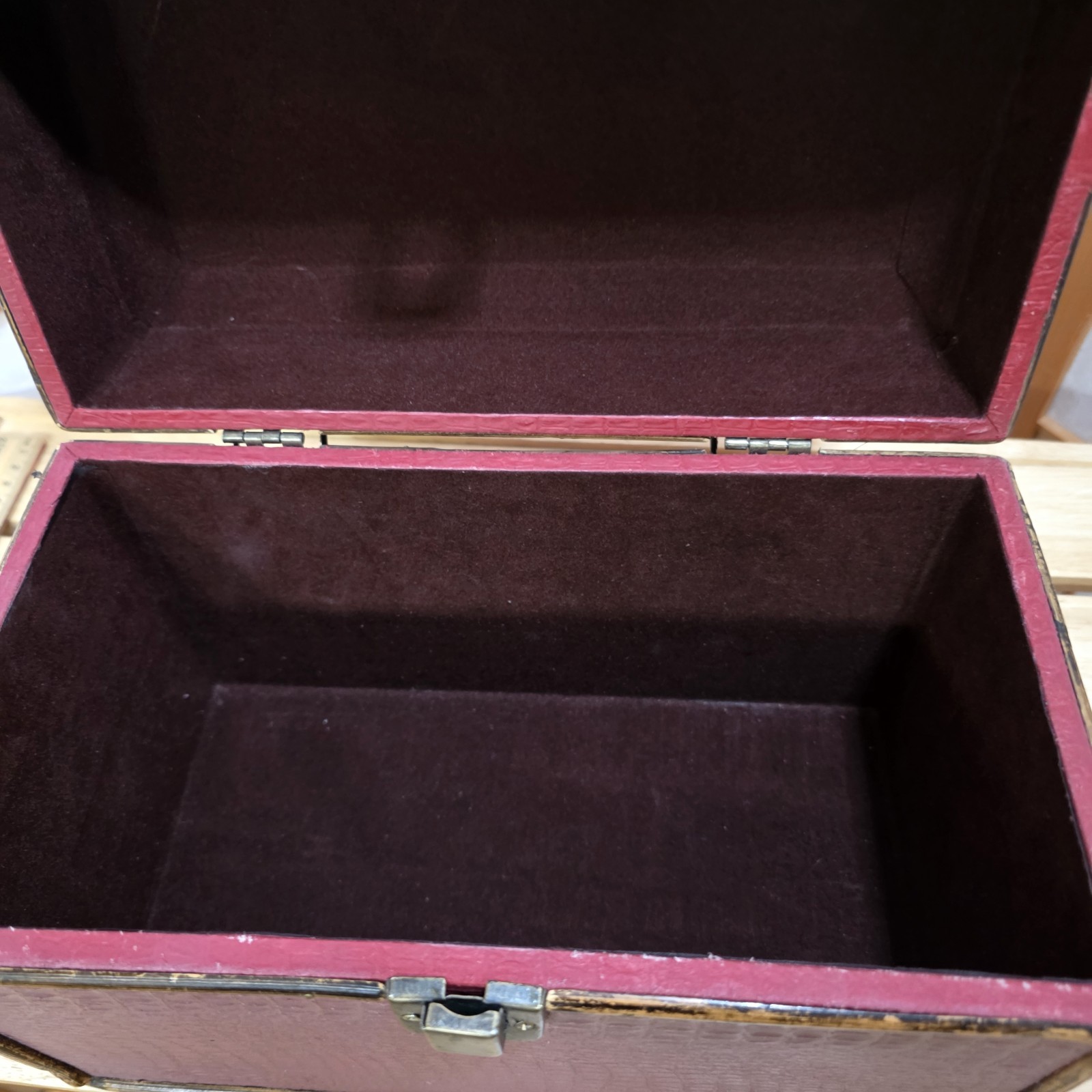 Vtg 50’s Train Case Makeup/Sewing/Stash Box Faux Alligator Vanity Cosmetic Lined