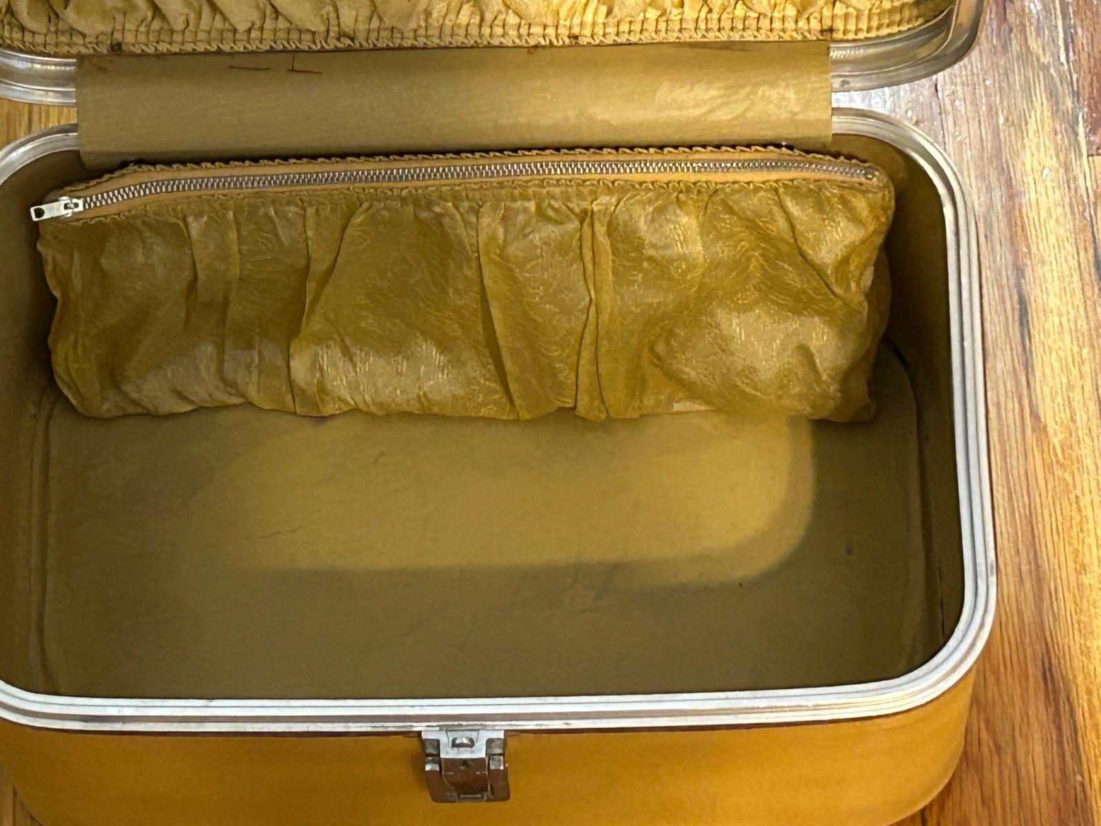 Vintage Luggage 1960s-70s Sears Featherlite Train Case Light Golden Yellow
