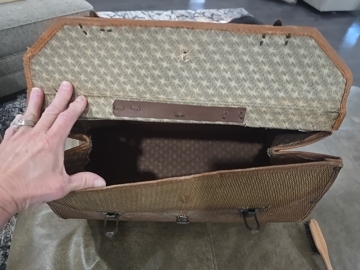 Vintage woven expandable doctors bag 16 by 10 1/2 by 7 inches