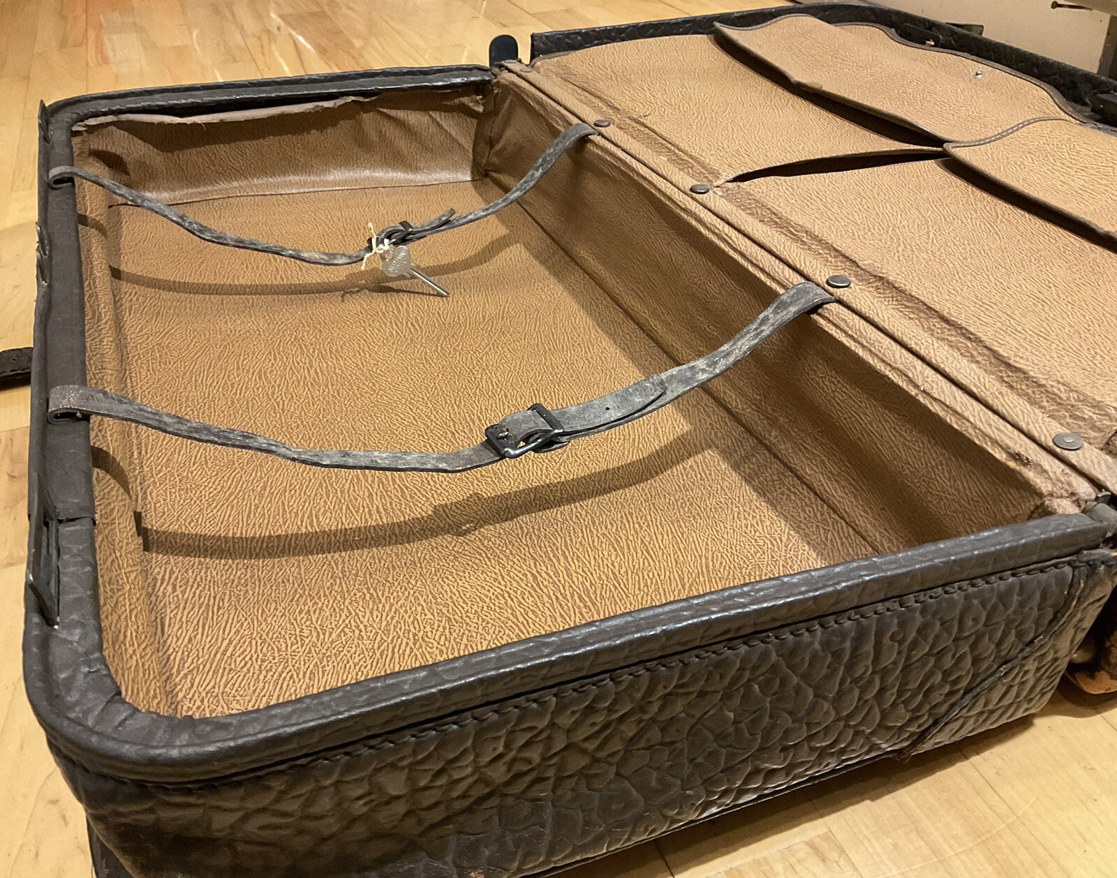 Antique Brown Cowhide Leather Walrus Like Skin Suitcase Luggage 24″ x 13” x 8”