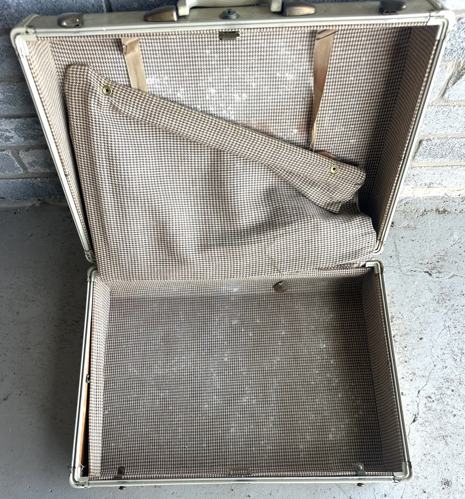Vintage Samsonite Suitcase USA Shwayder Bros Ivory Hard Case 21”