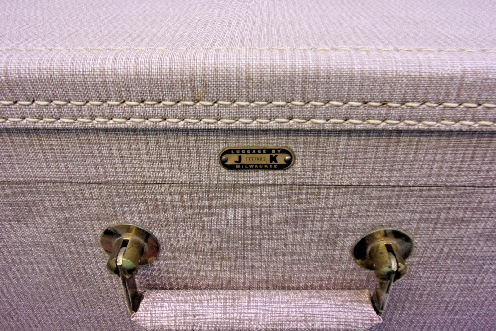 1940’s vintage Dolly Madison pebble vinyl suitcase w KEY & brass hardware.