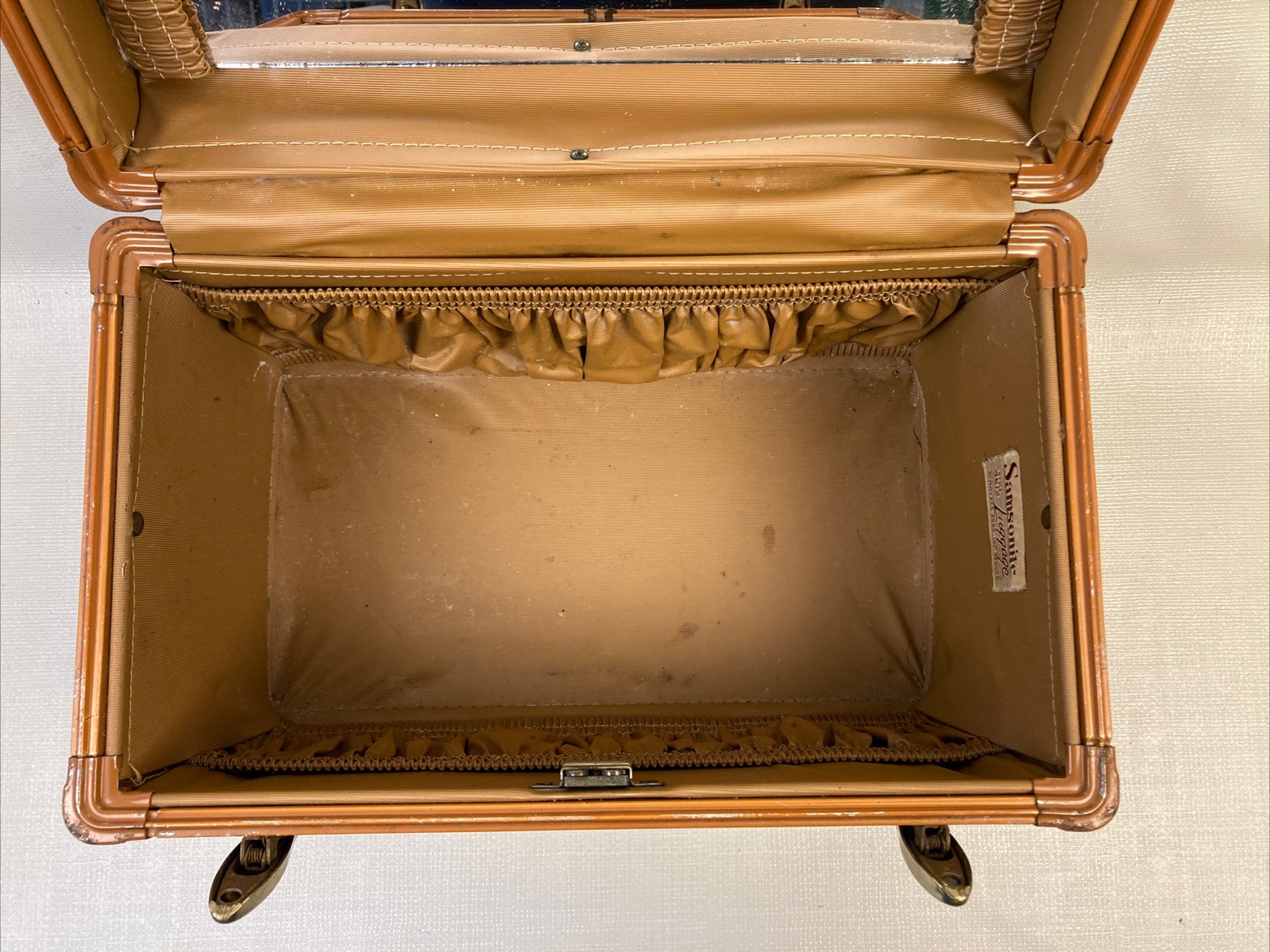 Vintage Samsonite Schwayder #4612 Brown Faux Leather Makeup Train Hard Case GUC