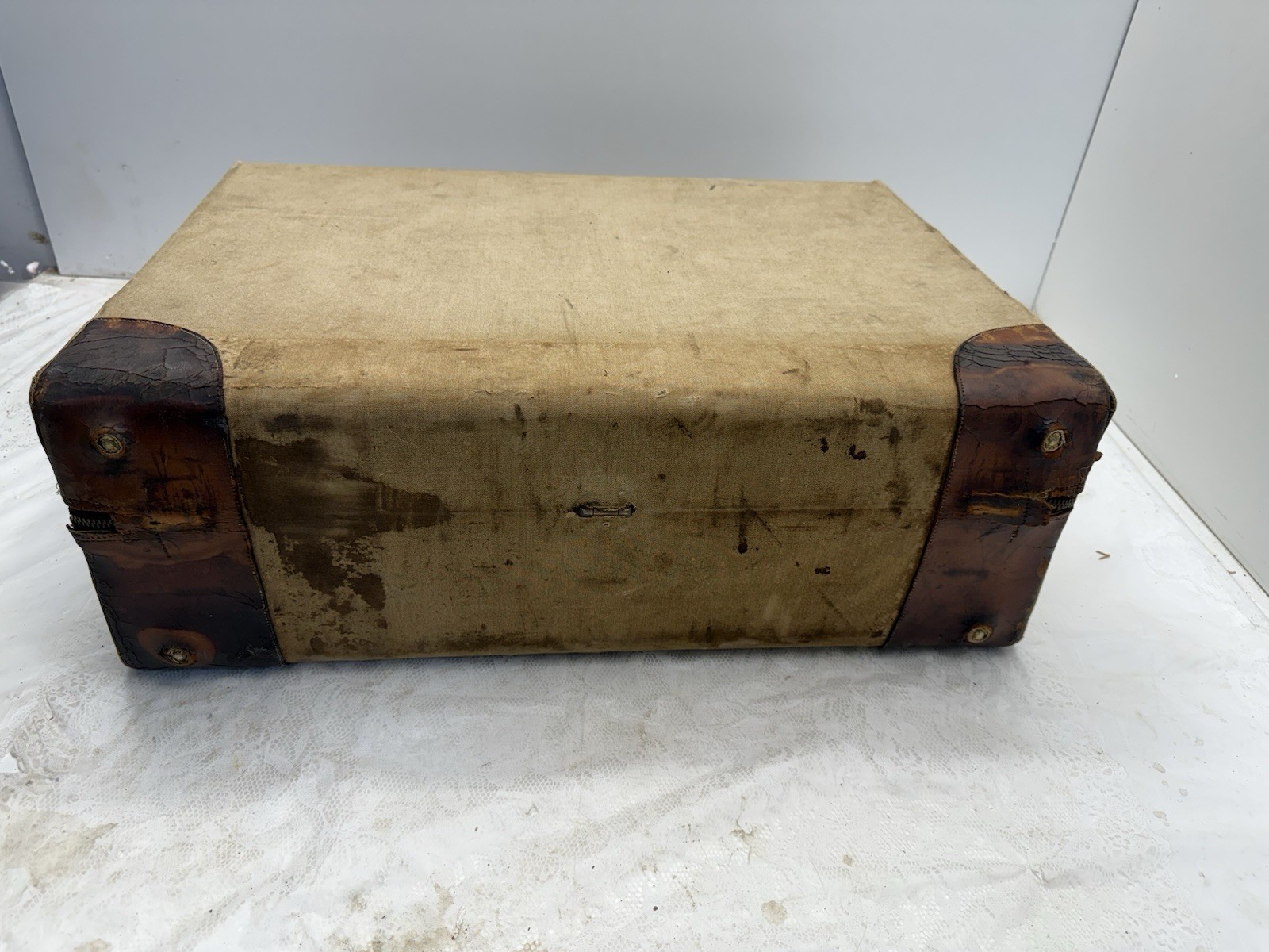 Rare Oshkosh Suitcase With Wooden Hangers, Key & Suitcase Cover 23”x18”X8”