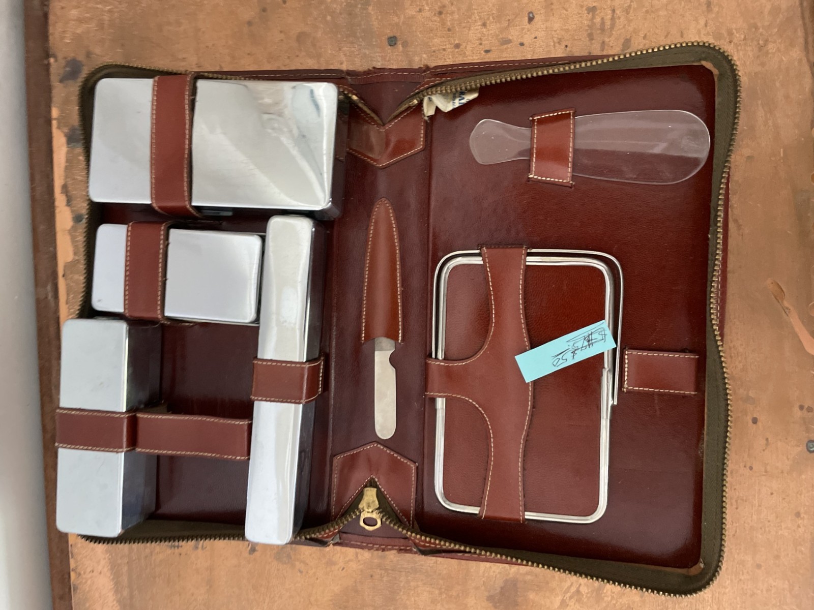 A vintage zippered leather gentlemen’s toiletry case 9″ x 6″ size w/accessorys