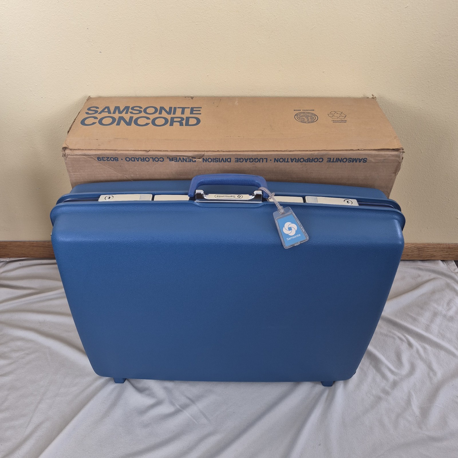 Samsonite Concord Vintage Hard Shell Suitcase 27” x 21” x 7.5” Blue + Wheels