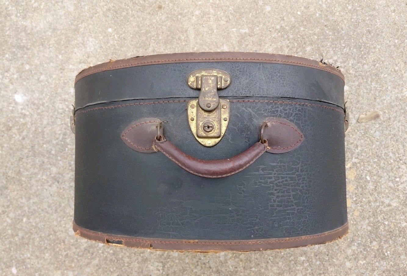 Antique Collectible 1900s BLACK CIRCULAR TRAIN CARRYON CASE 18″ x 16.5″