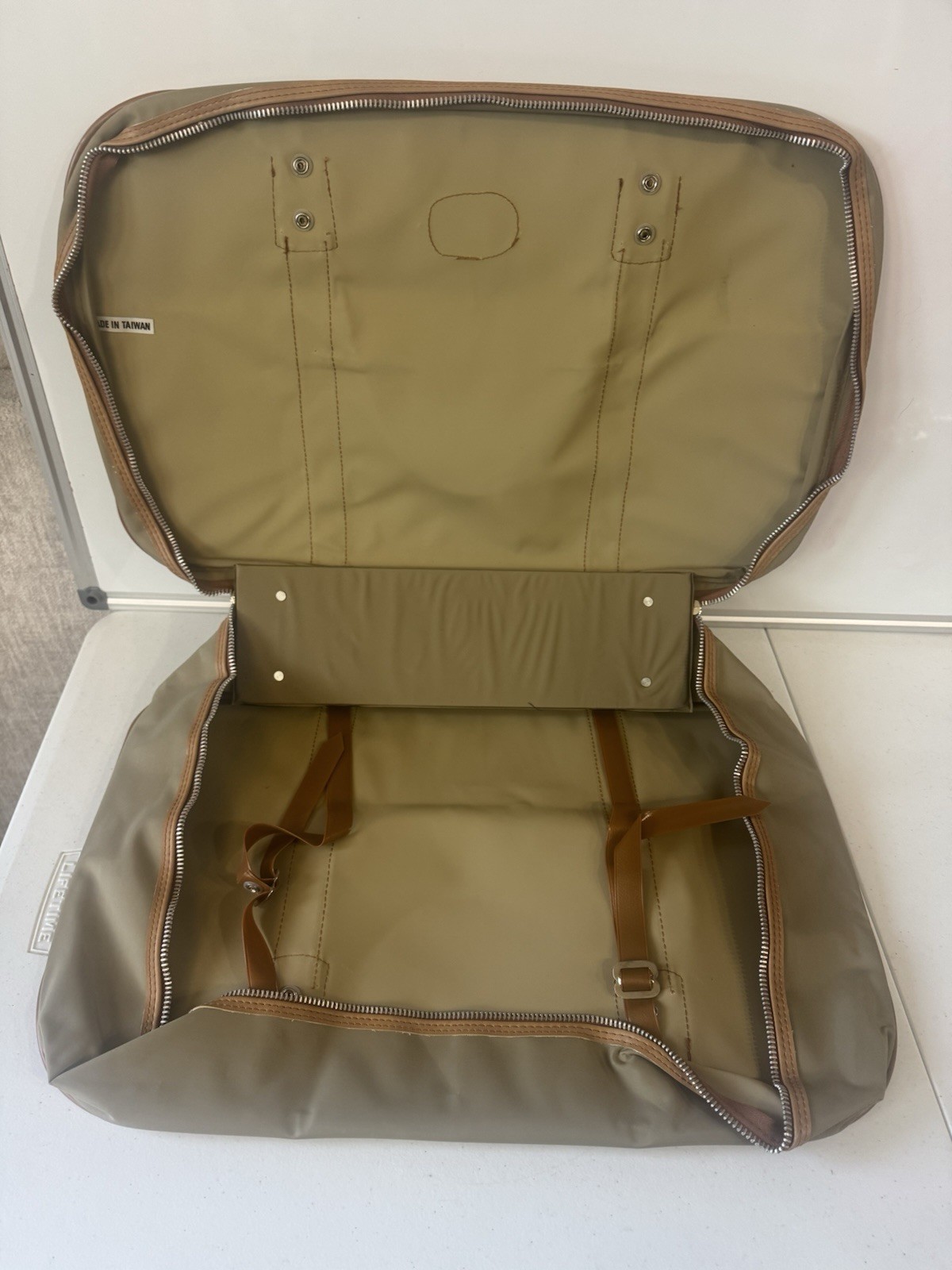 Vintage *NEW With Tags* Flagship Travel Bag Luggage Army Green Locking Suitcase