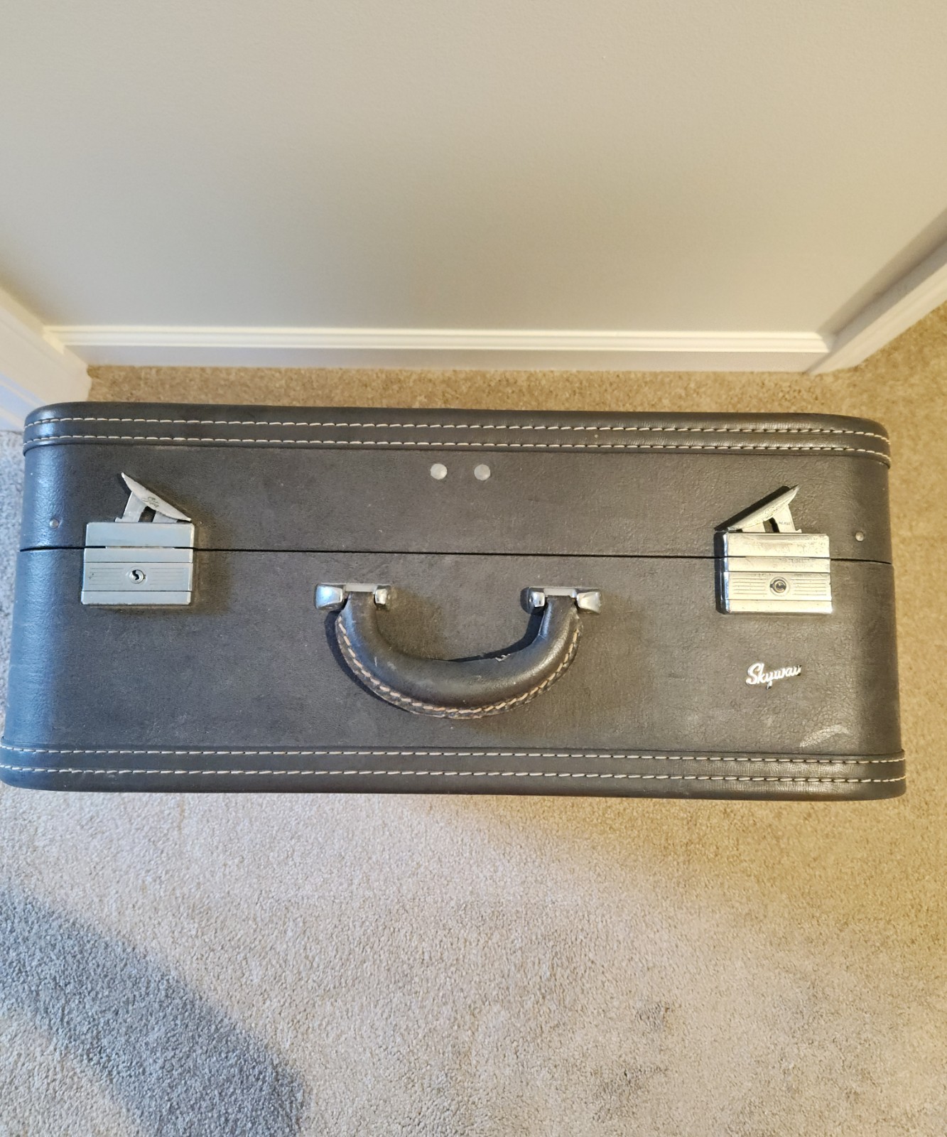 Skyway Hard Blue Vtg Suitcase w/Garment Holder~1940’s – No key. 21”x18”x8.75”