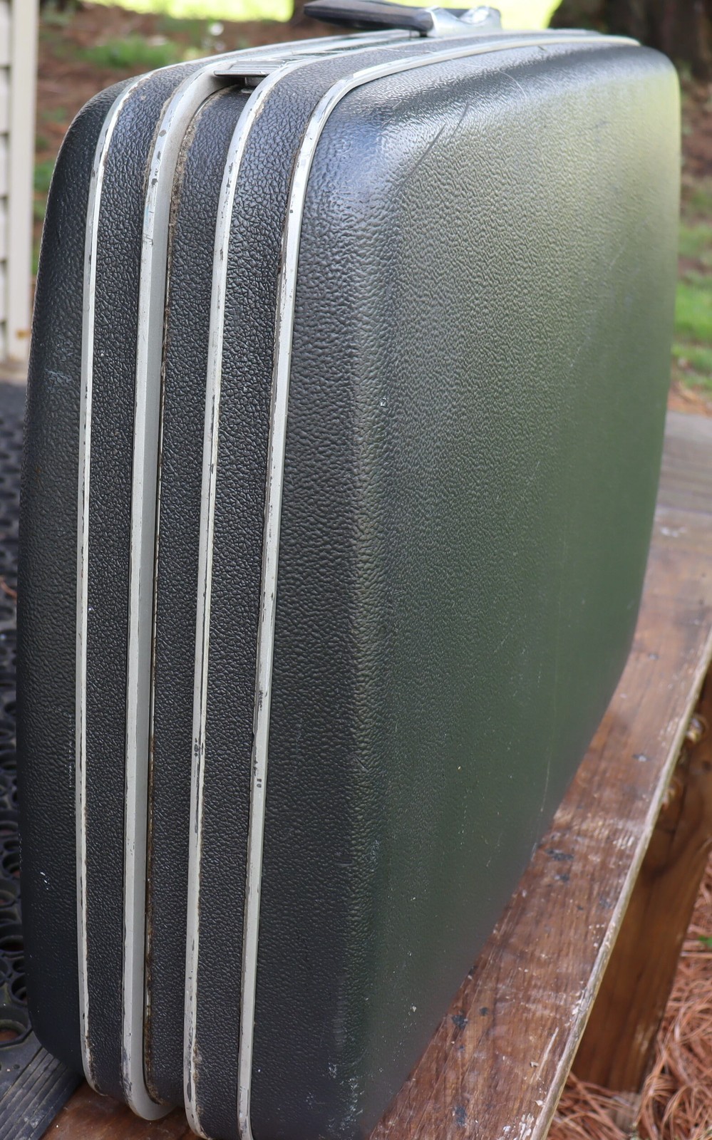 Vintage Samsonite hard shell suitcase 25 by 20 by 6 inch.