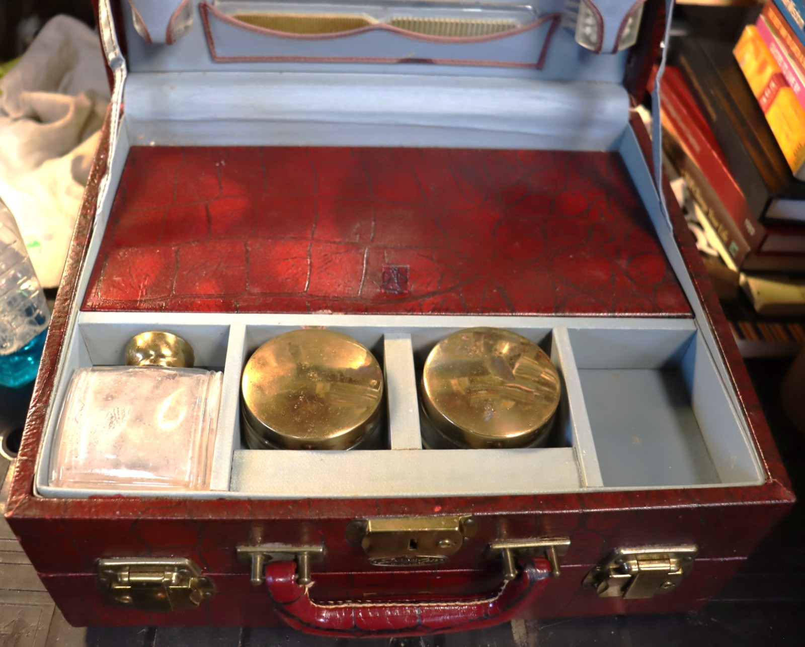 Vintage U S Trunk Alligator Sophisti case Train travel case with key and acce