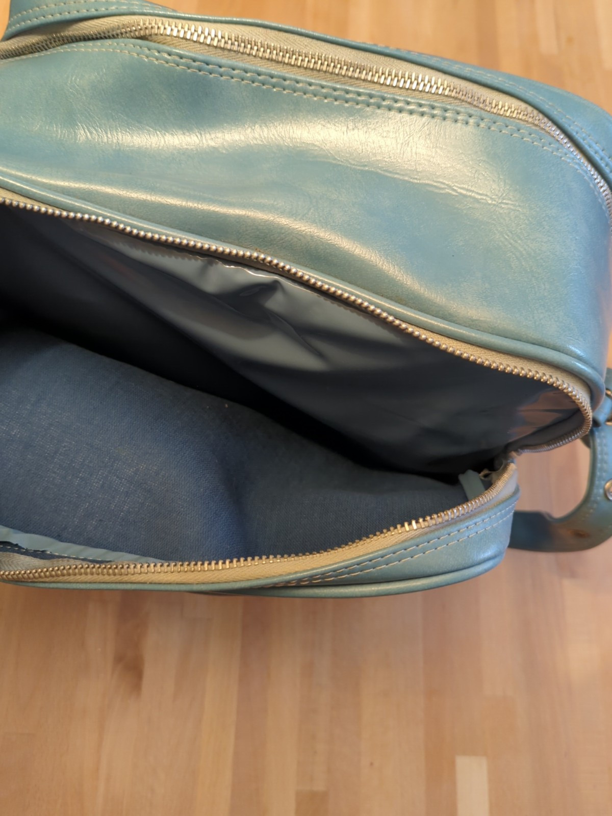 Aqua Blue Travel Bag Luggage Carry On Suitcase Vtg 60s 70s Shoulder Strap Key
