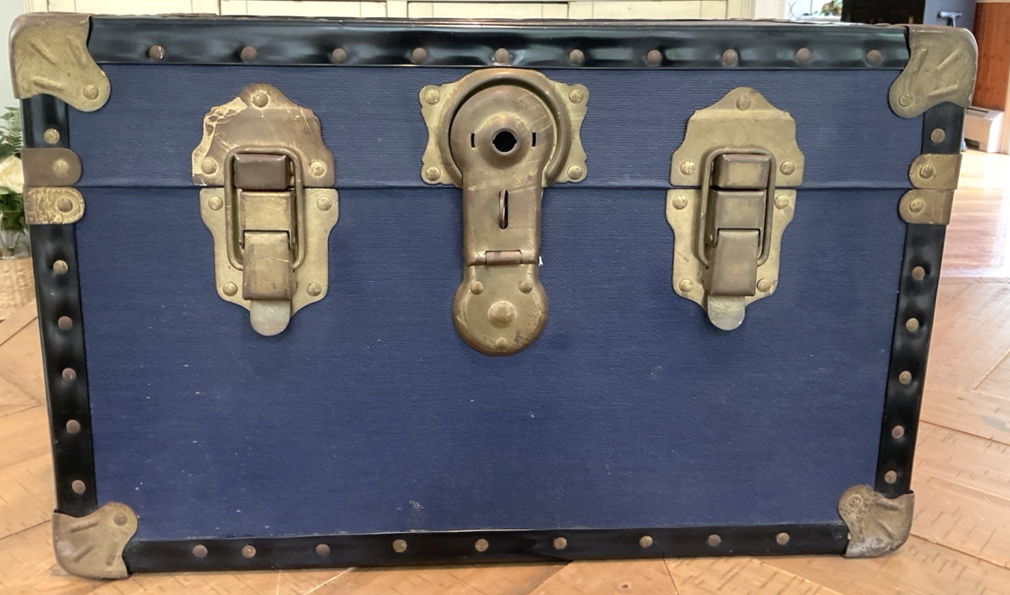 Vintage c. 1960 Leigh Luggage LTD England Blue Trunk Style Luggage 20″x14″x12″