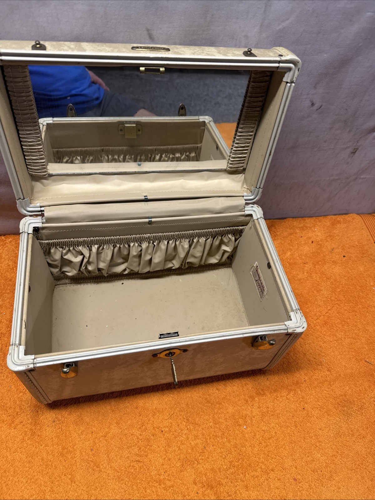 R•1960s Samsonite Shwayder Bros style 4512 Beige Marbled Cosmetic Hardcase w/Key