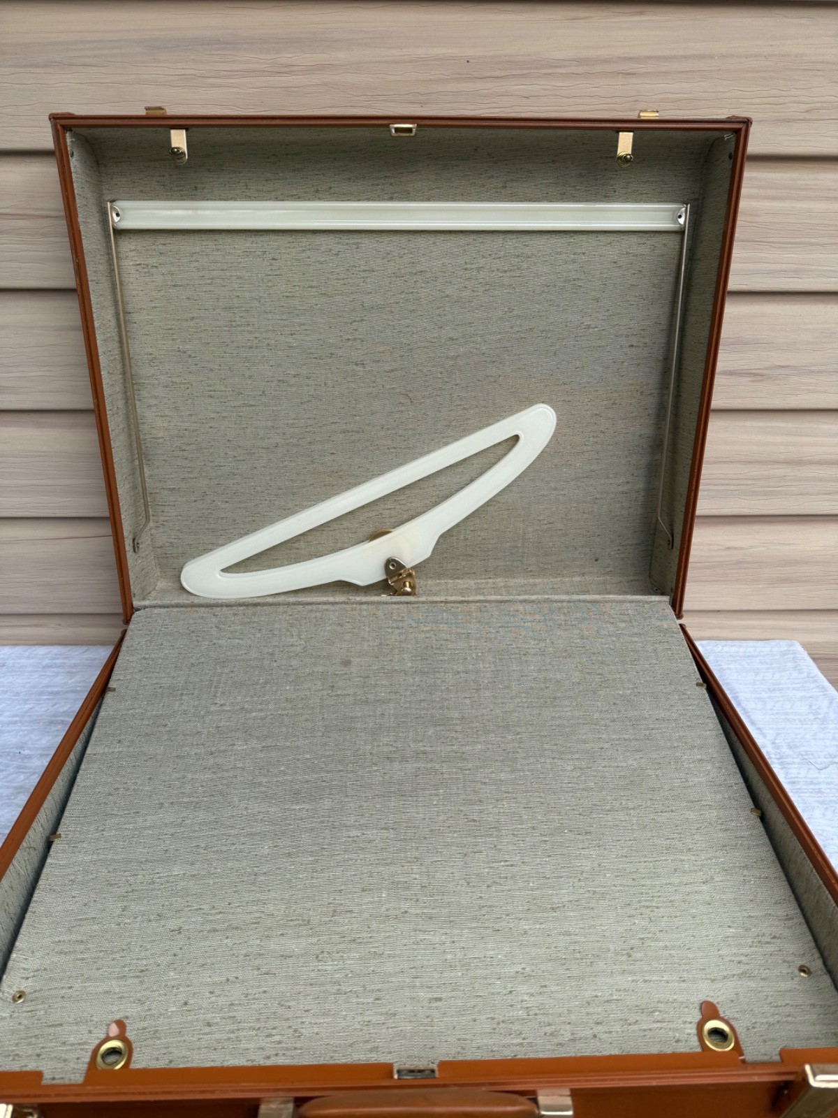 Samsonite Shwayder Bros 24” Leather Hard Shell Suitcase Luggage Vtg w/ 2 Hangers