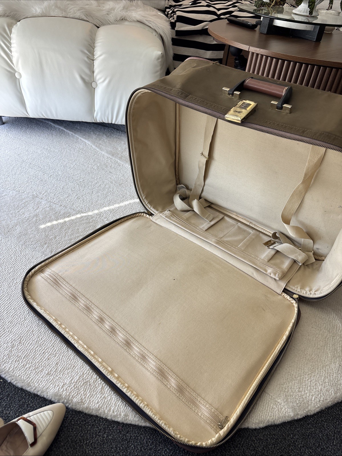 1970 RARE Vintage Italy Lark Italian Travel Suitcase 23” Brass Lock Carry On
