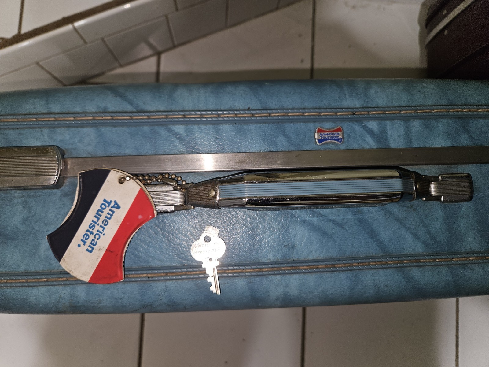 Vintage American Tourister marbled Turquoise Hard Suitcase with key 🔑