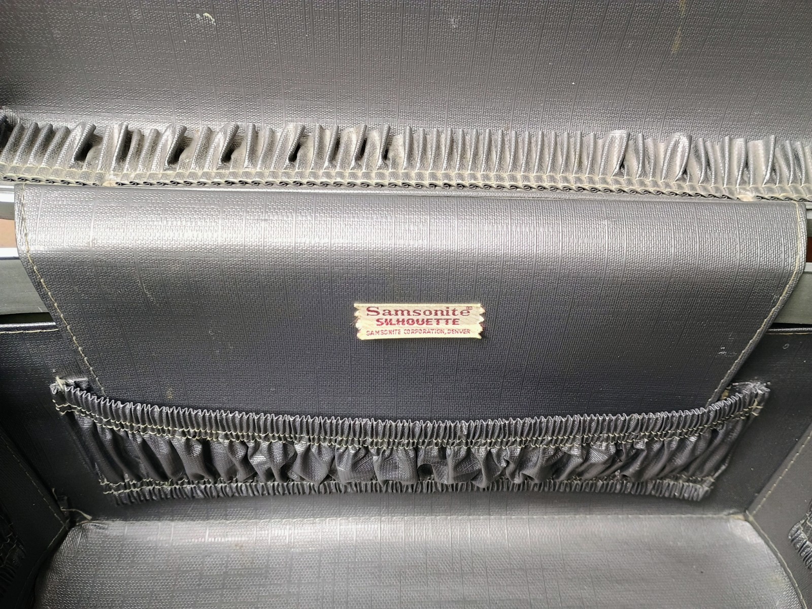 Vintage Samsonite Silhouette Train Makeup Case 1960’s Gray With Keys & Tray