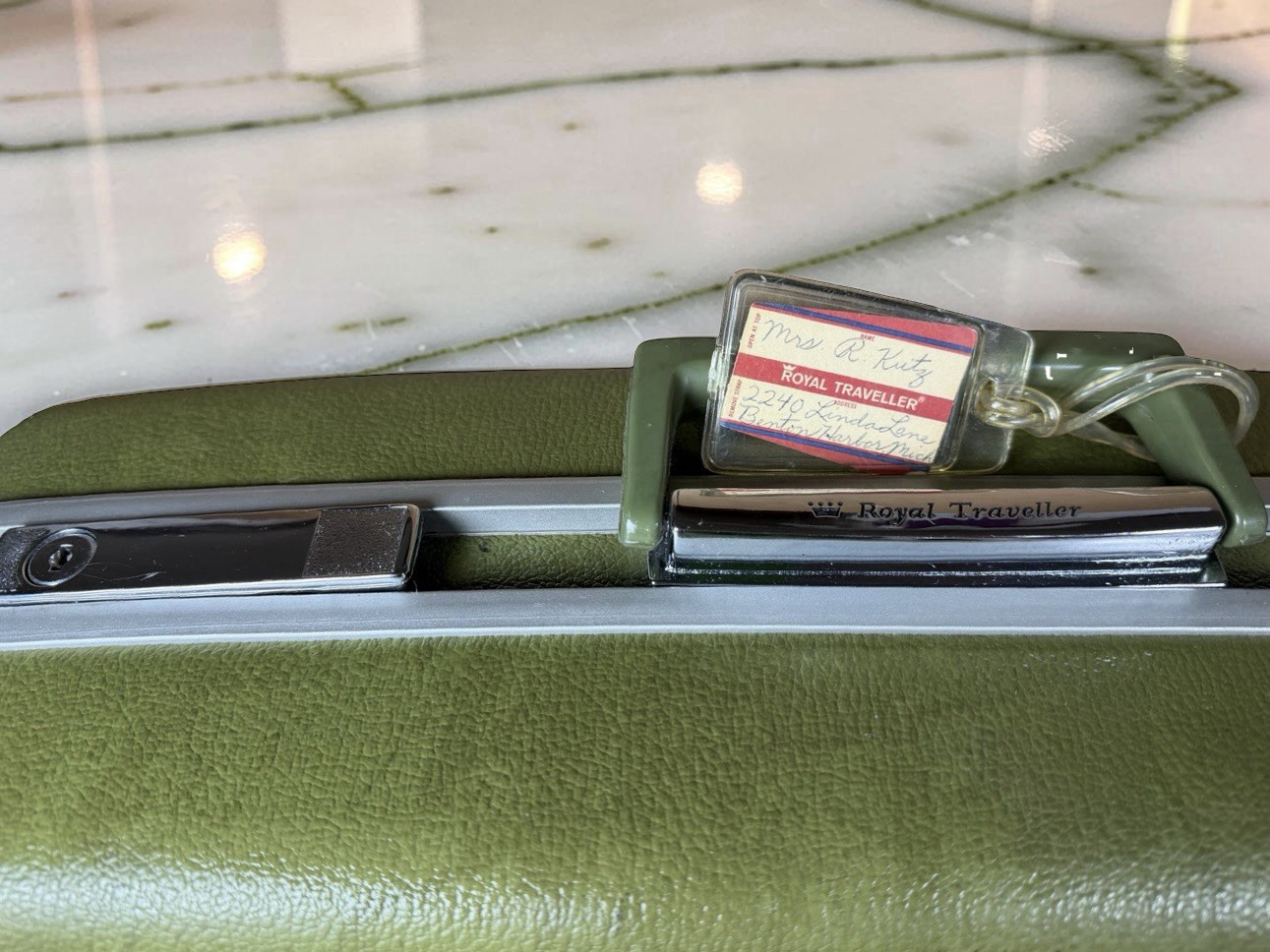 Royal Traveller Vintage Green Hard Shell Suitcase Train Case No Key 20″
