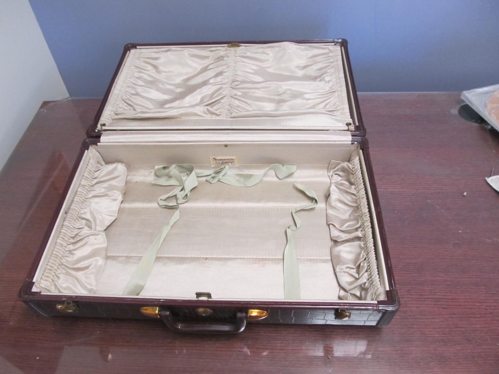 VINTAGE Samsonite 4121 Shwayder Faux Alligator Suitcase Train Luggage 21x13x8