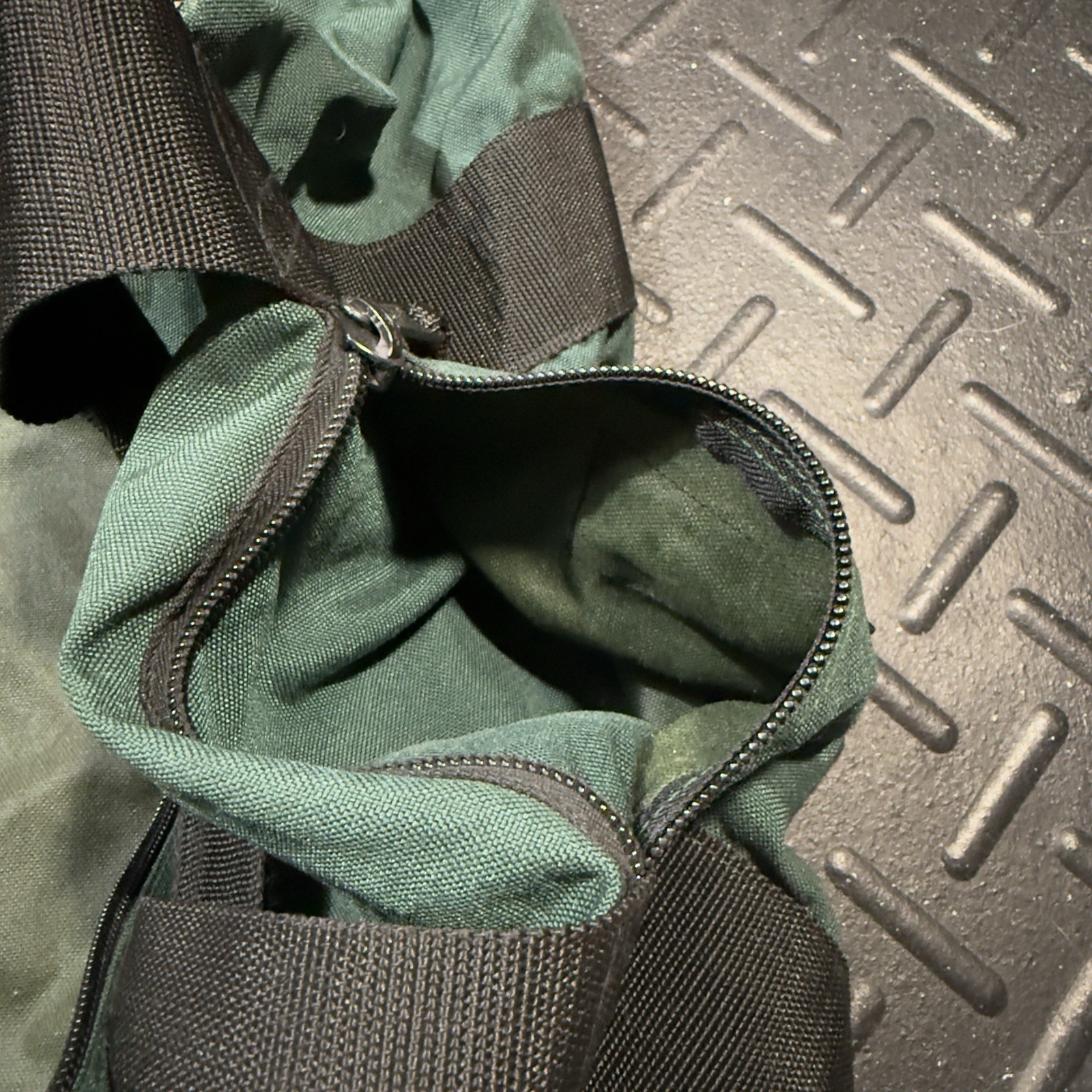 VINTAGE EDDIE BAUER WEEKENDER DUFFEL BAG HUNTER GREEN GORPCORE 29″x 11″ x 15″