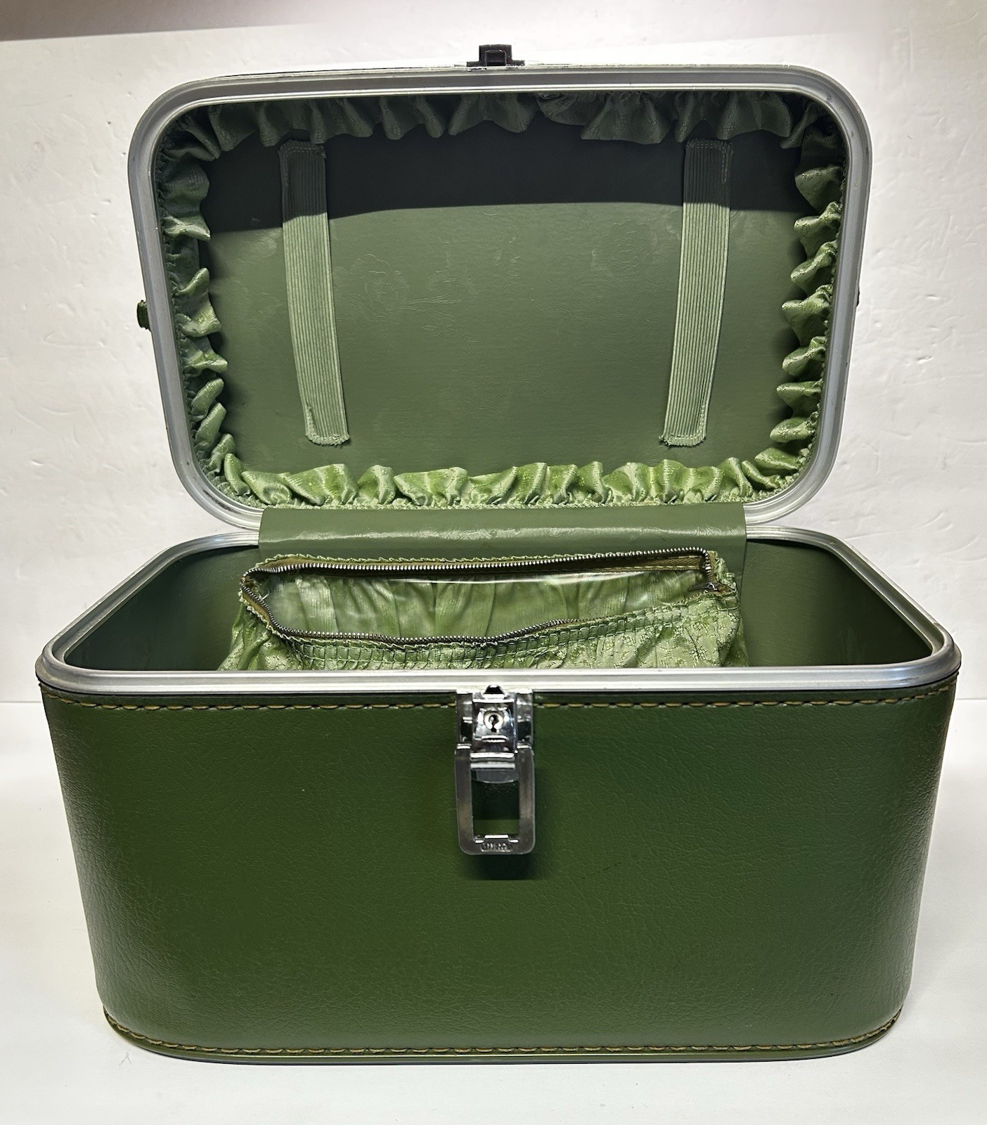 Vintage 60’s Sears Featherlite Avocado Green Travel/Makeup Case Preowned