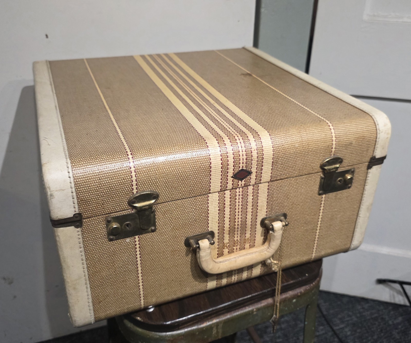 Vintage Tweed 18×18″ Suitcase CA Taylor Trunk Works Chicago, Made, Leather Trim