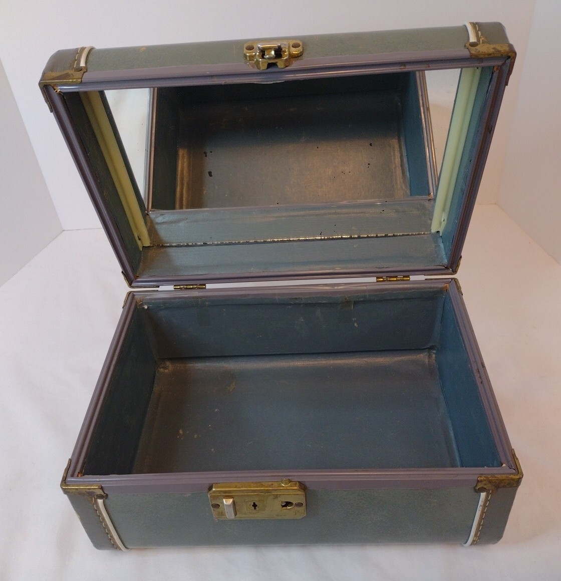 Vintage Train Case Hard Side Make Up Case with Mirror No Key Latch Works