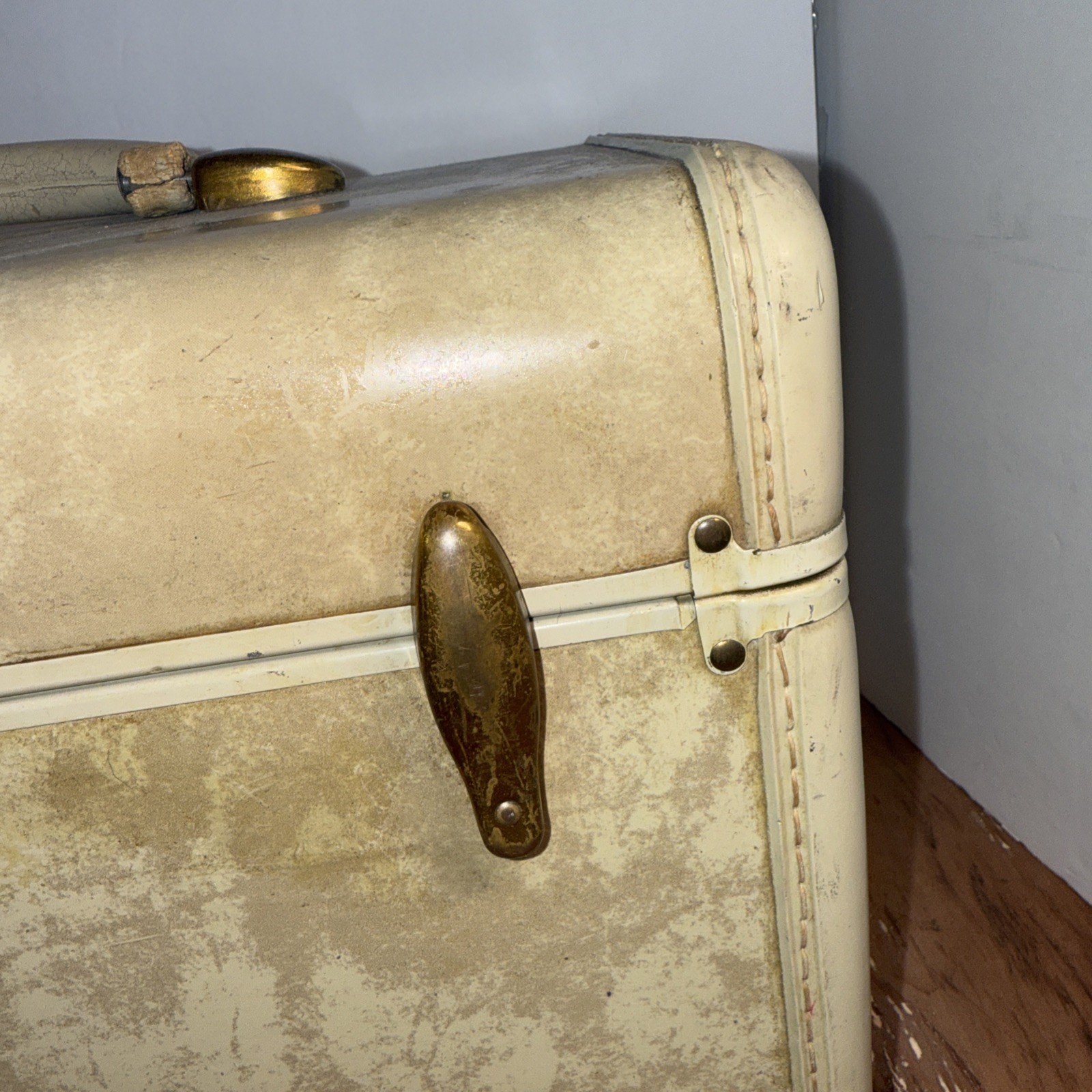 Samsonite Compact Train 4512 with Key And Some Accessories