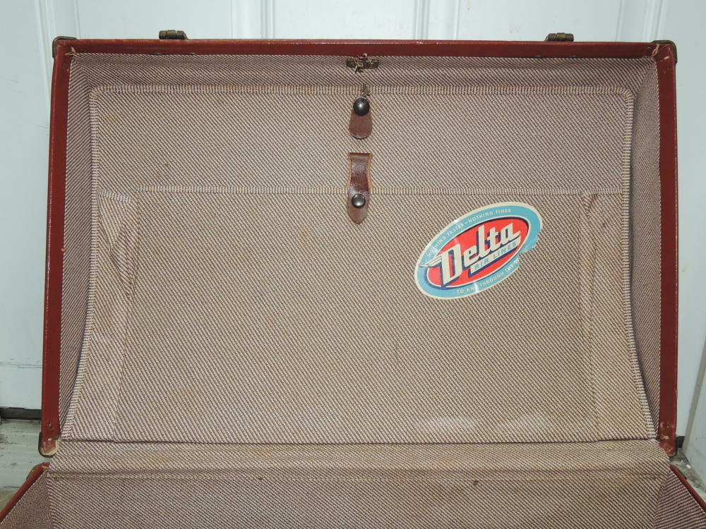 Vintage Brown Hardshell Suitcase 20″x13″x6.5″ Luggage c1945 Delta Airlines decal