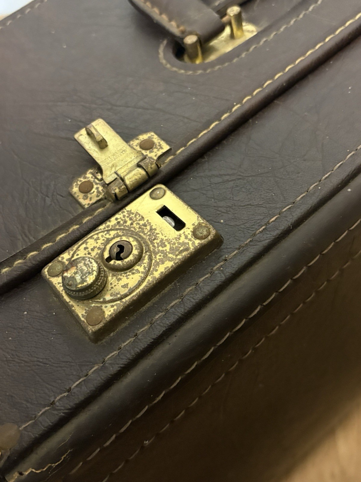 MCM Faux Leather Vinyl Carrying Case with 2 Keys Doctors Pilots Lawyers Tote
