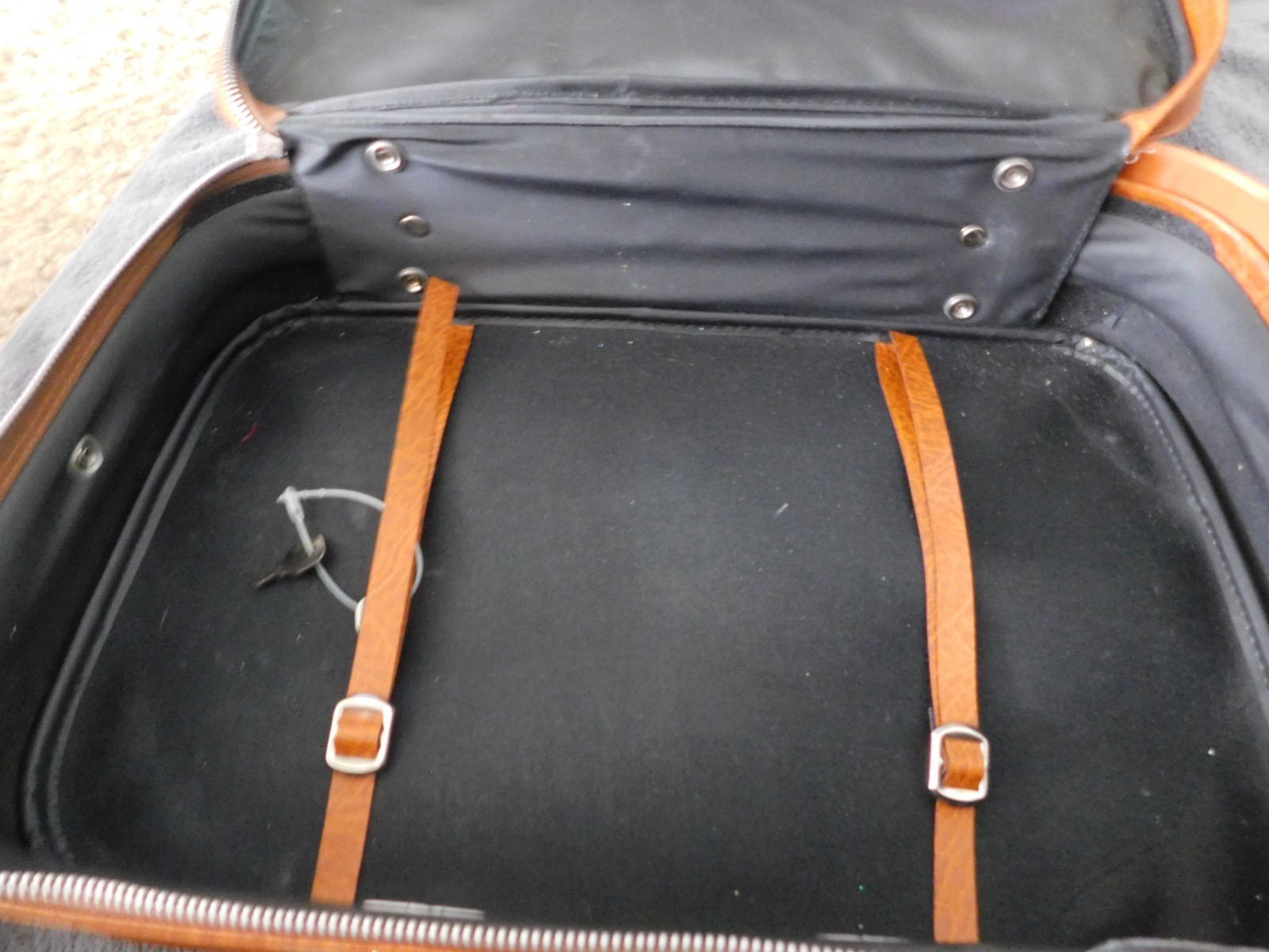 26-808 Vintage Retro 16″ Faux Leather Suitcase Luggage Going To Gramma’s Locks