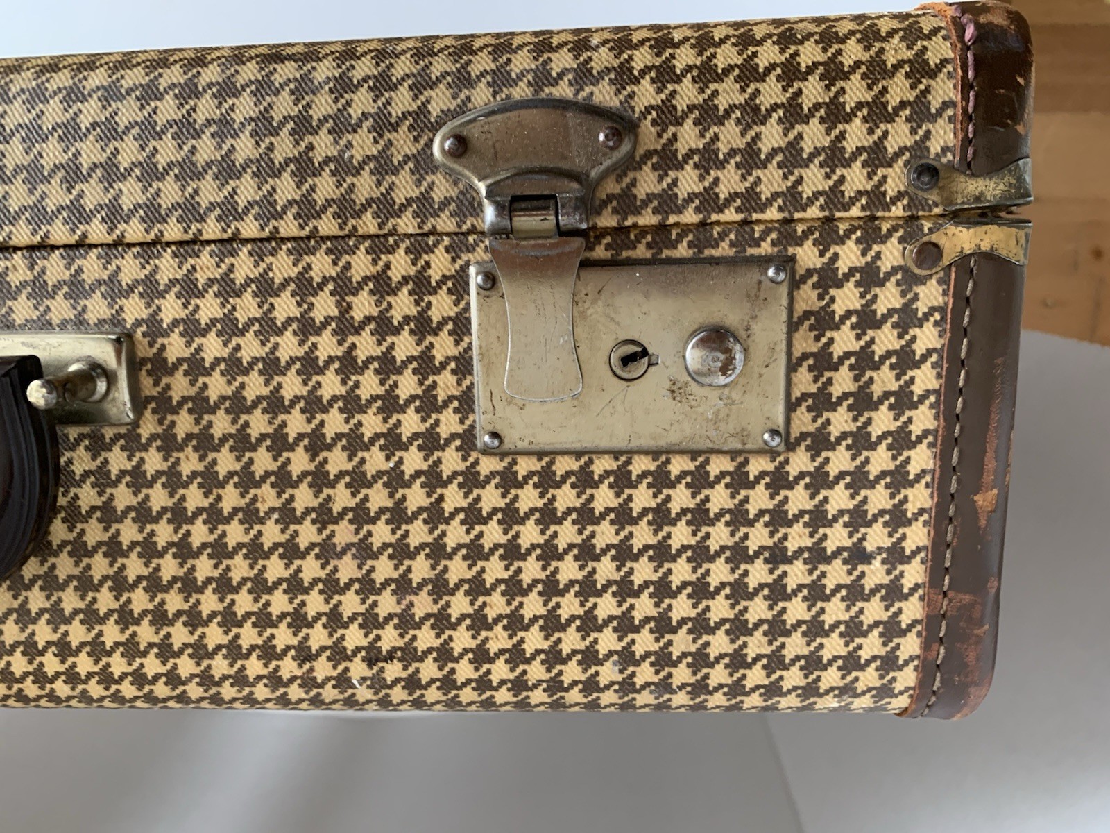 Vintage Hard Side Hounds Tooth Suit Case Purple Lining 21”x13x6