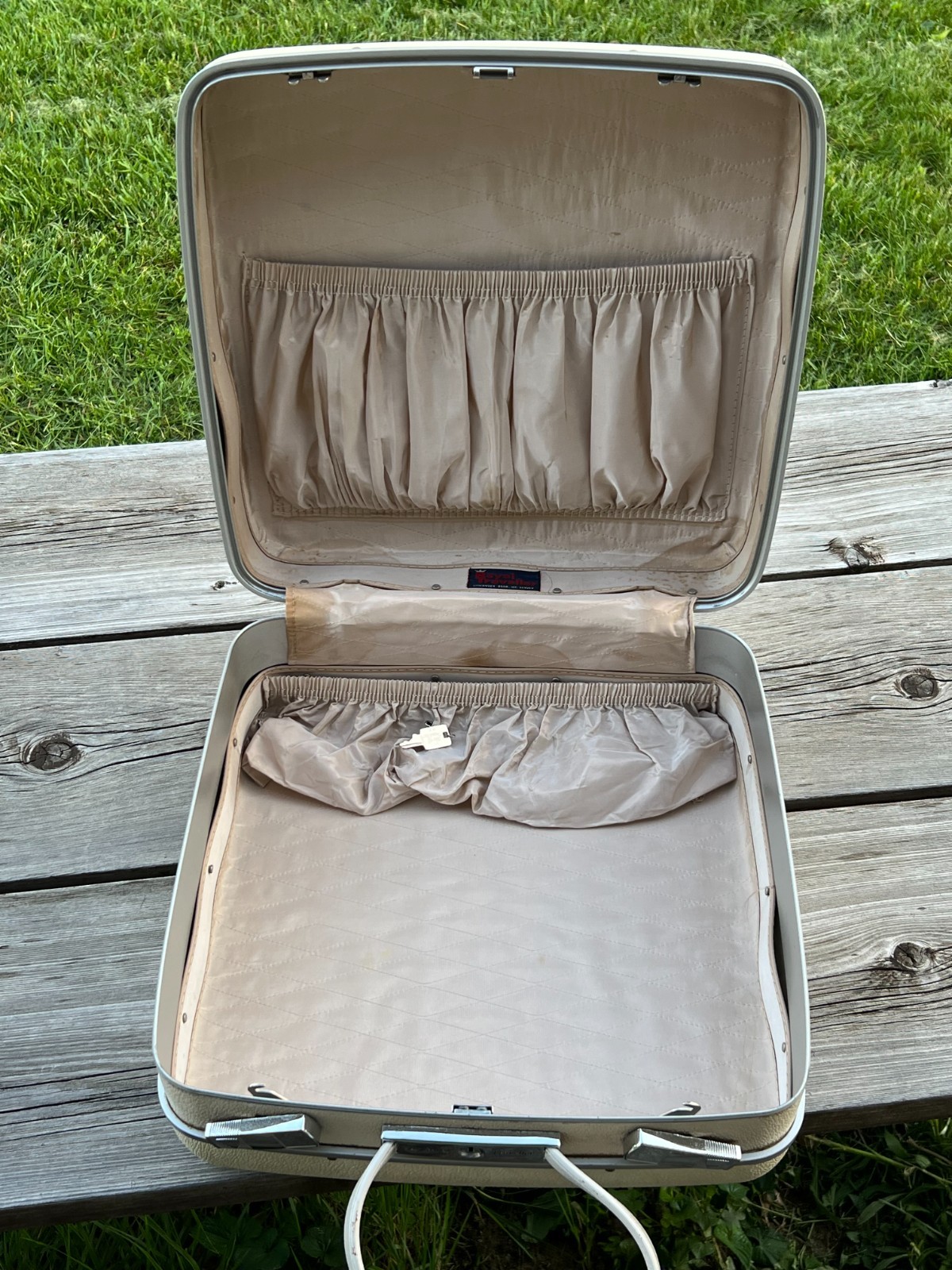 Vintage Royal Traveller Samsonite Companion Case 1960s White Hard Shell w/ Keys