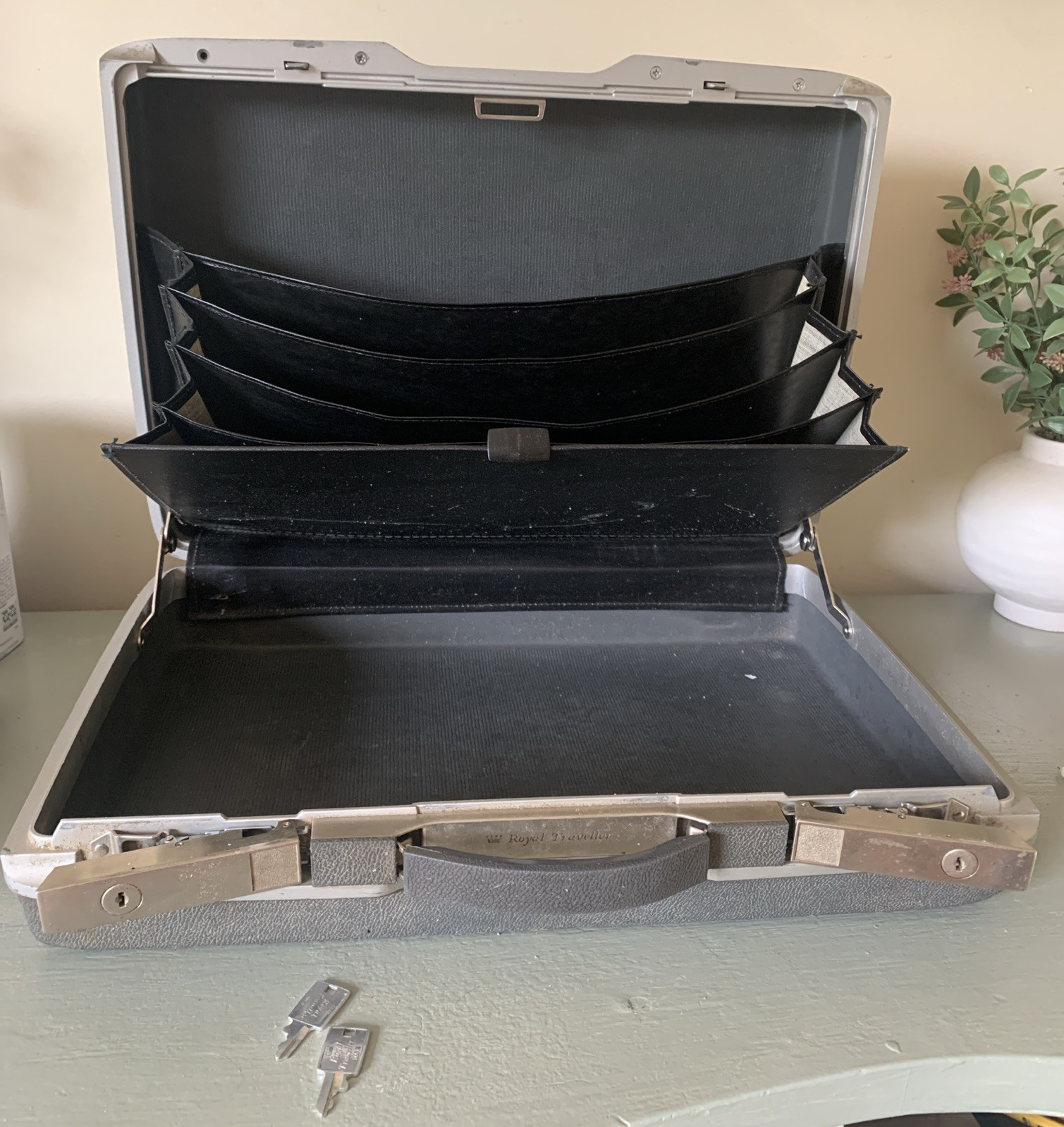Royal Traveller Samsonite HardShell Case Briefcase 2 keys Gray VTG