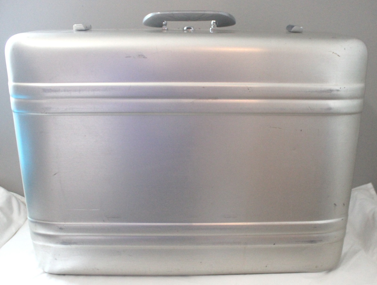 ZERO HALLIBURTON VINTAGE ALUMINUM 7.5 X 18 X 23″ LUGGAGE SUITCASE AA 1134 W/ KEY