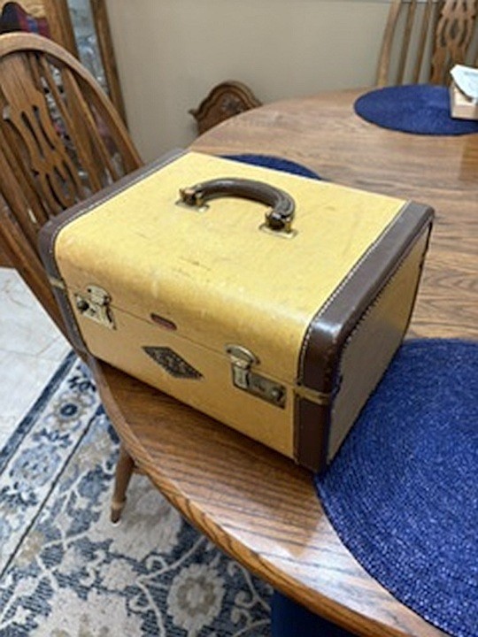 vintage 1940’s leather woman’s train case