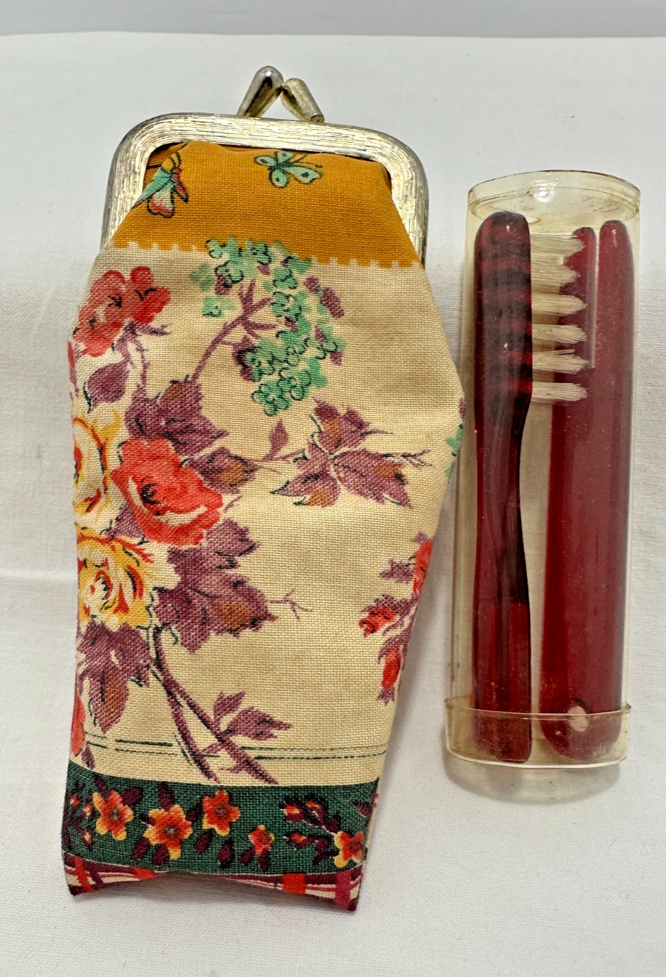 VTG. “Celebrity”, Small Kiss Lock Toothbrush/Lipstick Travel Purse #1069