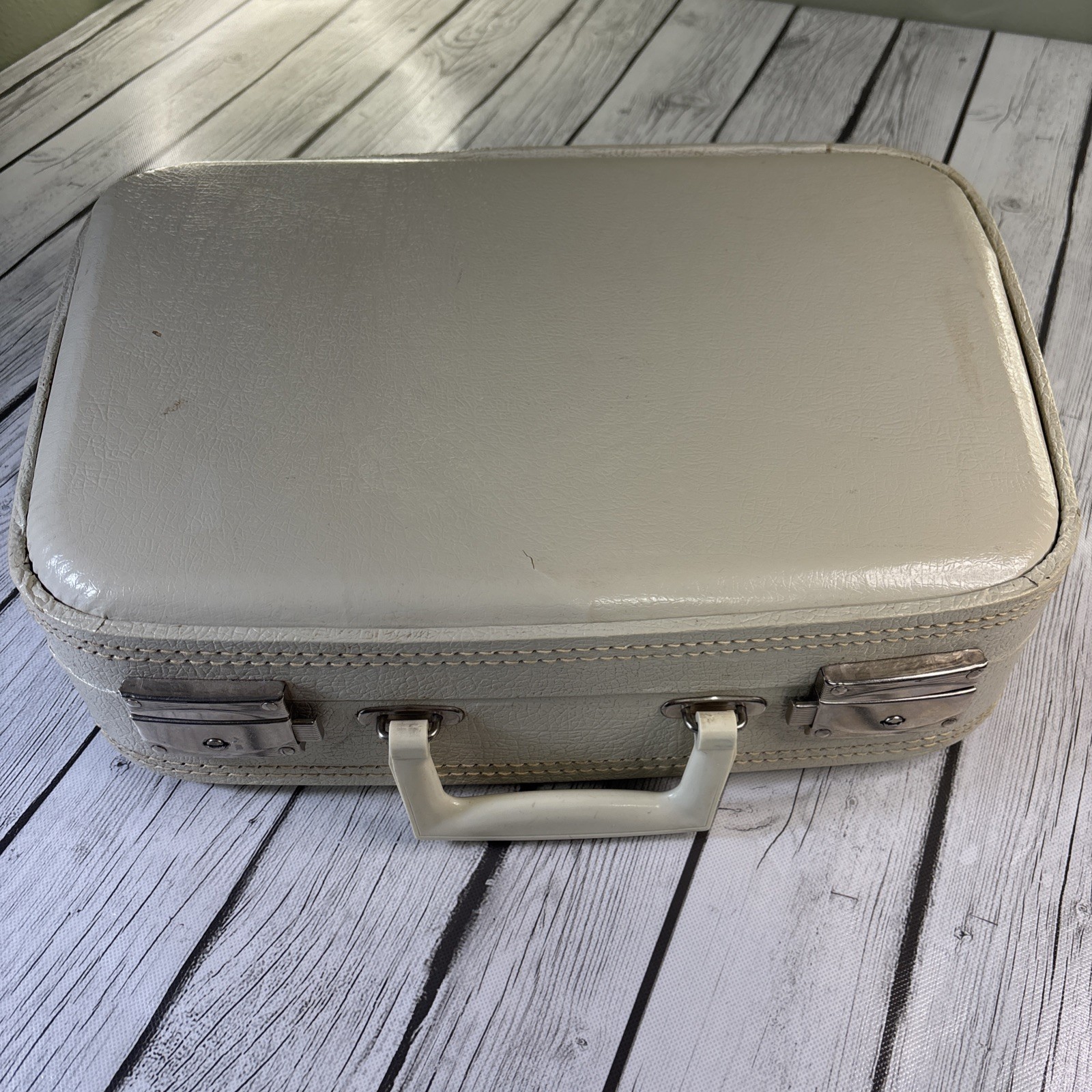 Vintage White Hardshell Vanity/Train Case Blue Quilted Interior Lining w/Mirror.