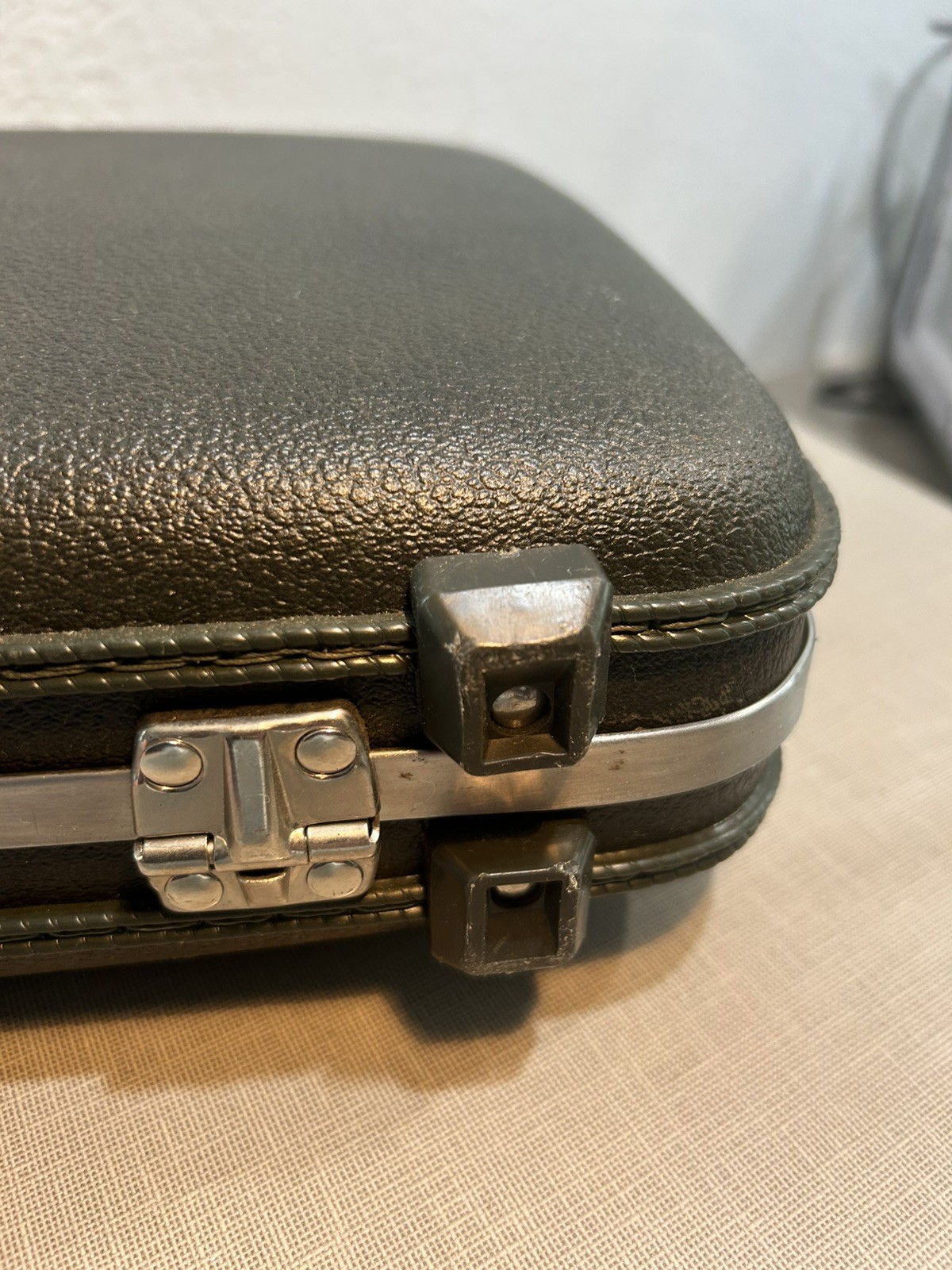 Vintage AMERICAN TOURISTER Slim Briefcase Attache Case Dark Green – No Key