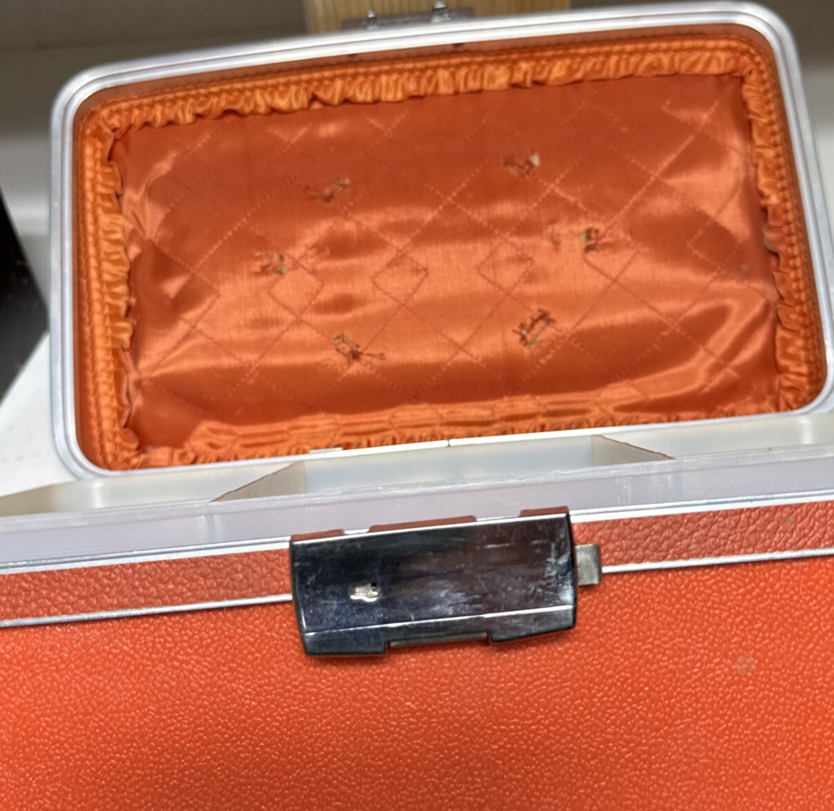 VTG Orange Oshkosh Medium Train Case W/ Insert Hard Plastic Suitcase Luggage