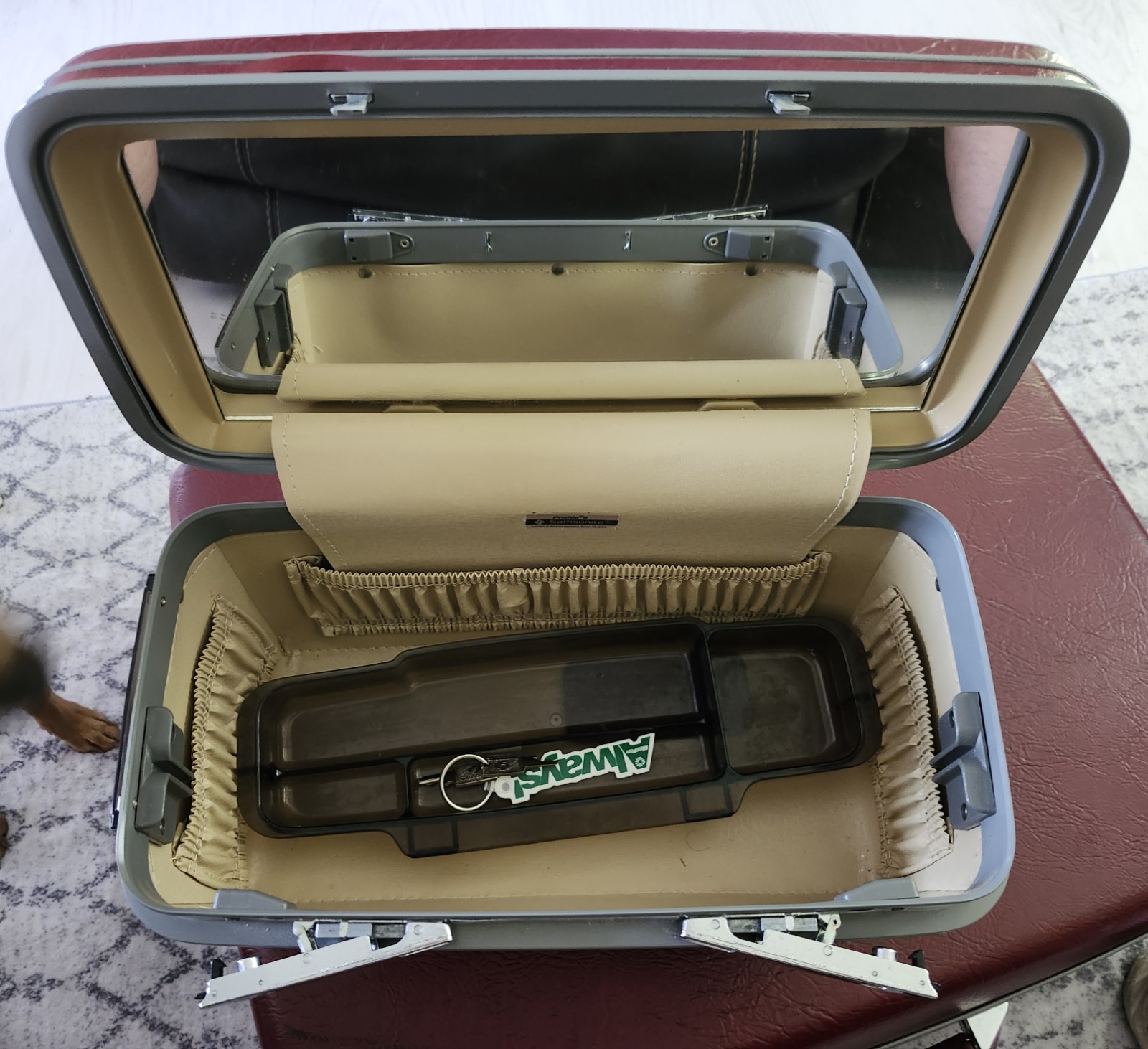Vintage Samsonite Sentry Maroon Hard Train Make Up Case SEE DESCRIPTION .